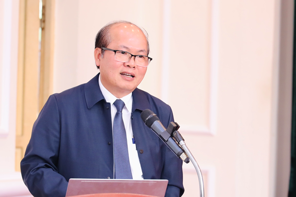TS. Nguyễn Công Thông, Hiệu trưởng Trường Cao đẳng nghề Công nghệ Việt - Hàn, Bắc Giang, báo cáo tại phiên họp