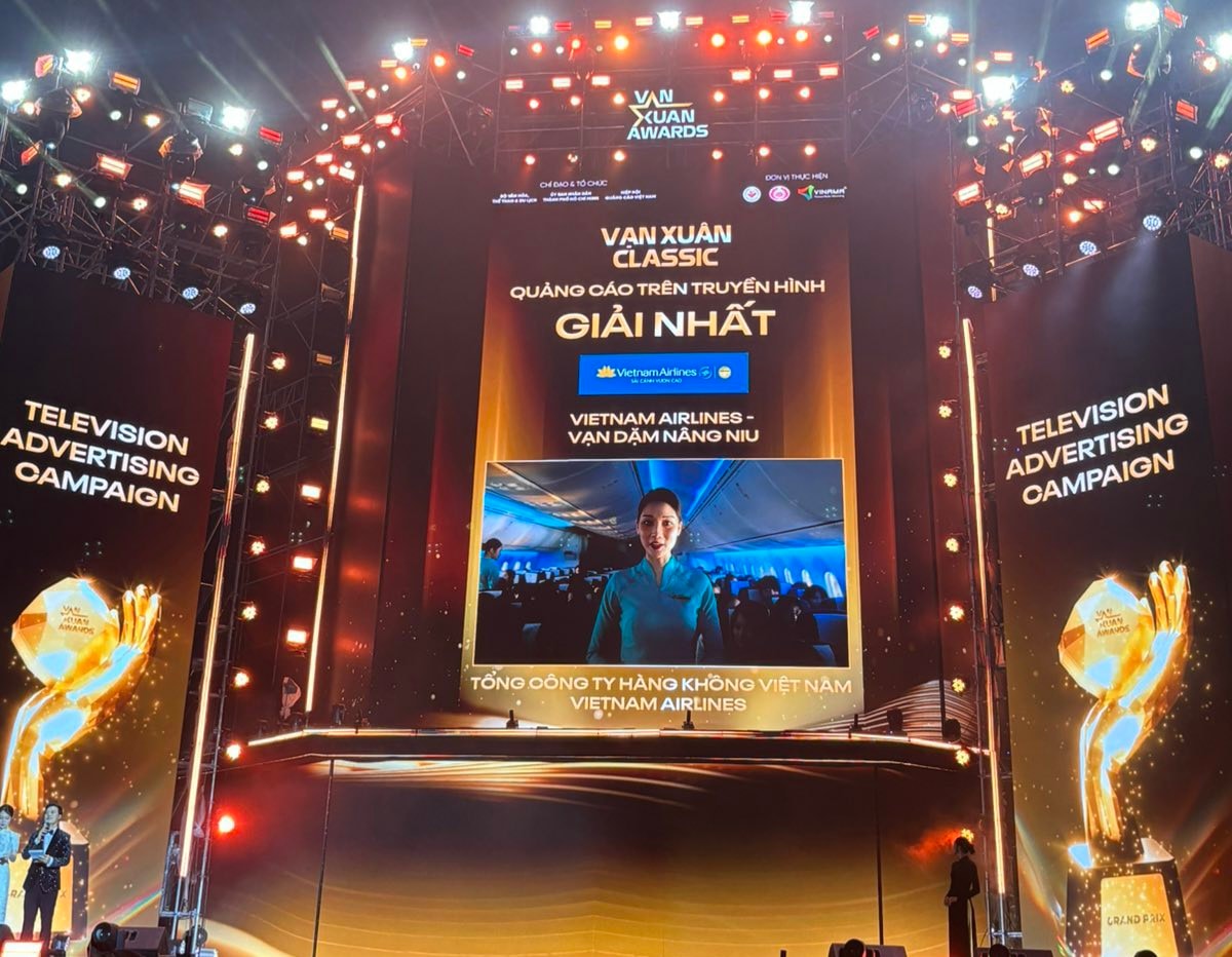 2. Vietnam Airlines còn được trao giải tại hạng mục Chiến dịch tái định vị thương hiệu ấn tượng với chiến dịch “Vạn Dặm Nâng Niu”