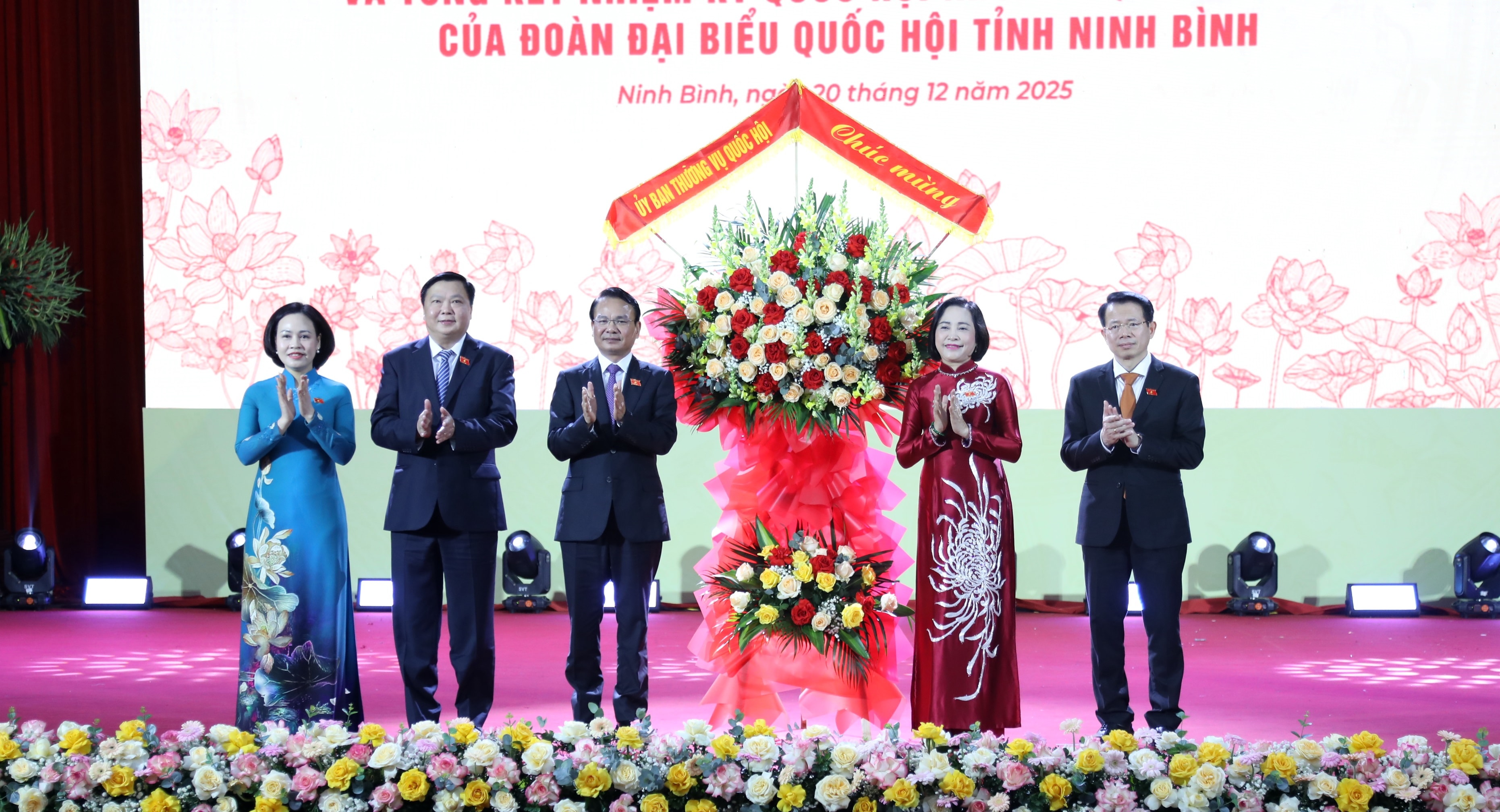 Thay mặt Ủy ban Thường vụ Quốc hội, Phó Chủ tịch Quốc hội Nguyễn Thị Thanh tặng hoa chúc mừng Đoàn ĐBQH Khóa XV tỉnh Ninh Bình