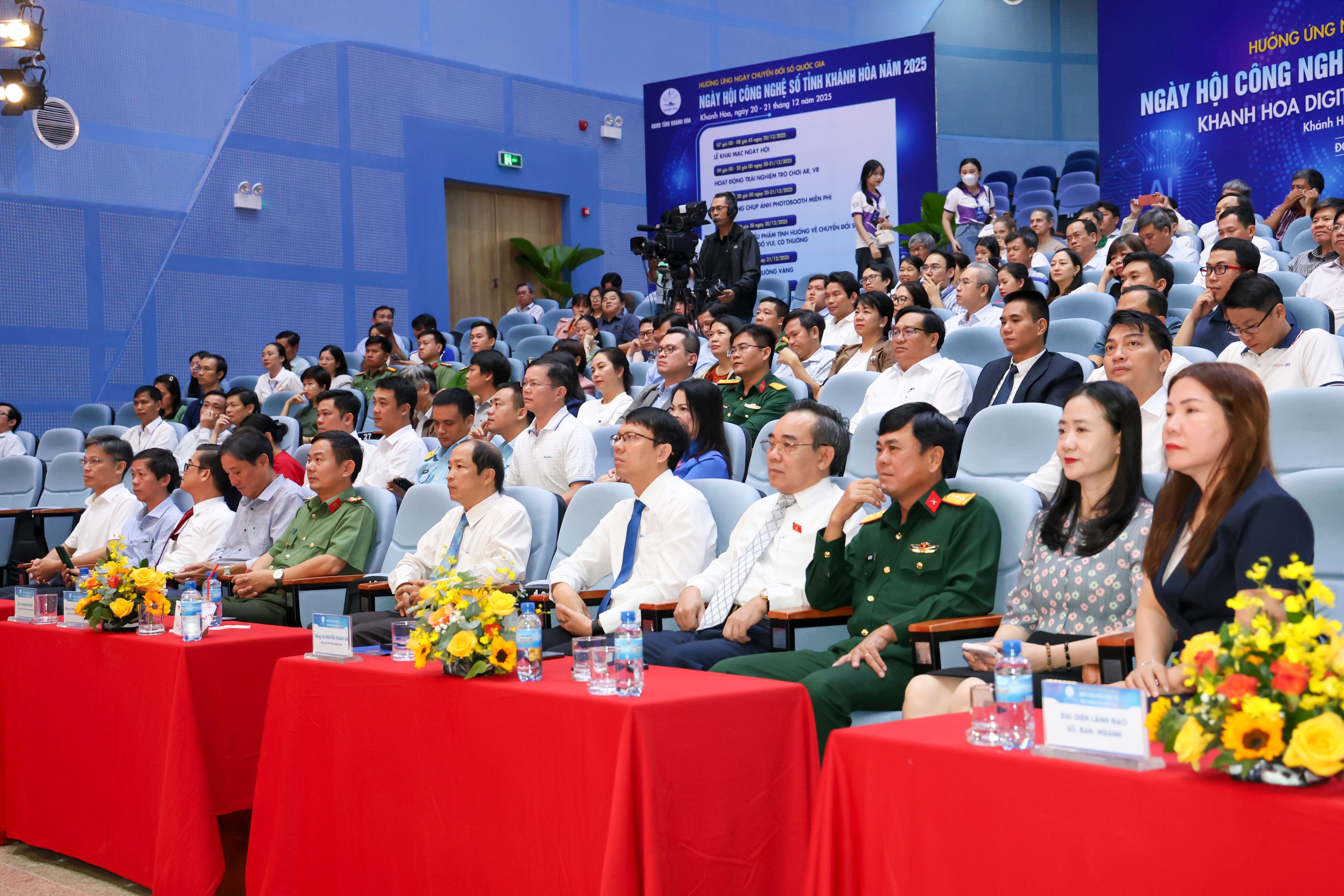 Các đại biểu tham dự lễ khai mạc.