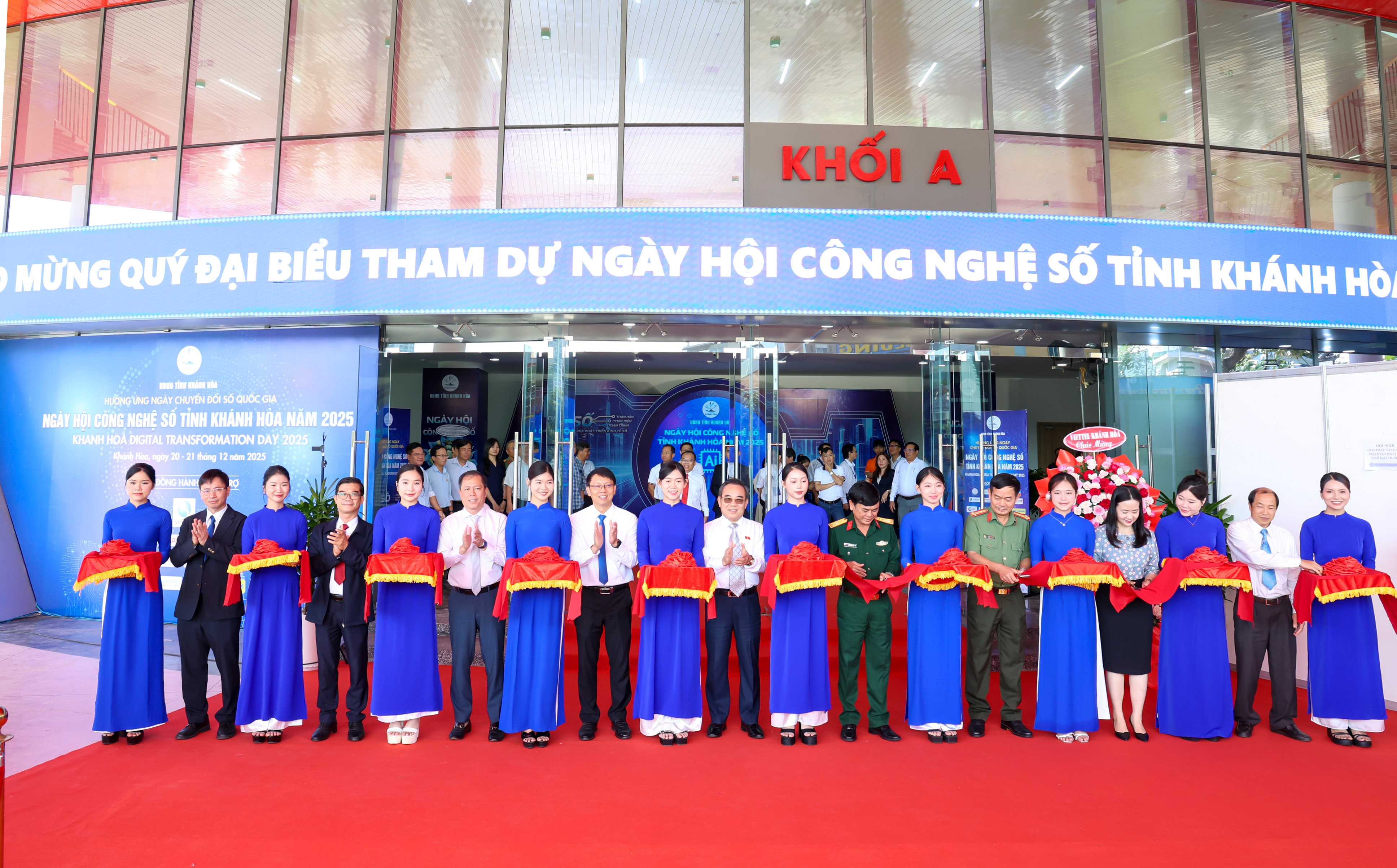 Các đại biểu tham dự lễ cắt băng khai mạc gian hàng triển lãm tại Ngày hội Công nghệ số tỉnh Khánh Hòa năm 2025.