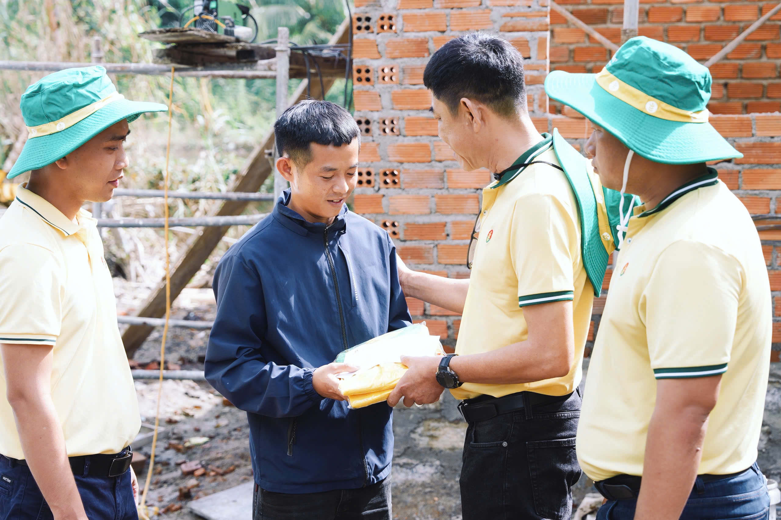 Anh Trung (Khánh Hòa) nhận hỗ trợ từ chương trình “Phân Bón Cà Mau – Cùng nhau san sẻ” trong quá trình xây dựng lại căn nhà sau mưa lũ