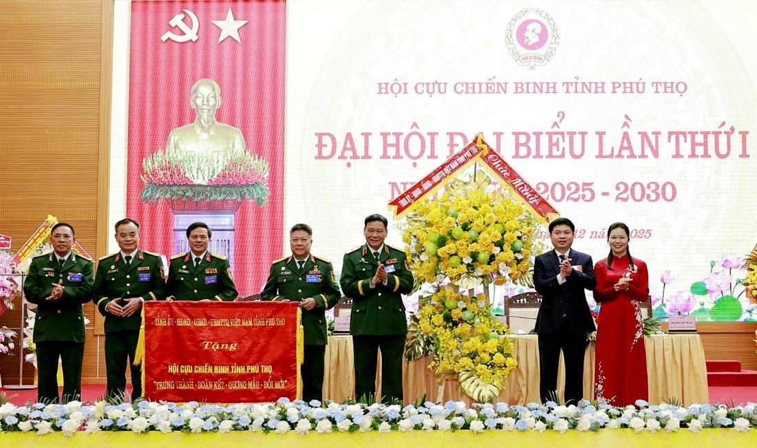 លោកស្រី ទ្រឿង ក្វឹក ហ៊ុយ លេខាបក្សខេត្ត និងជាប្រធានគណៈកម្មាធិការរណសិរ្សមាតុភូមិខេត្ត លោកស្រី ប៊ូយ ធី មិញ