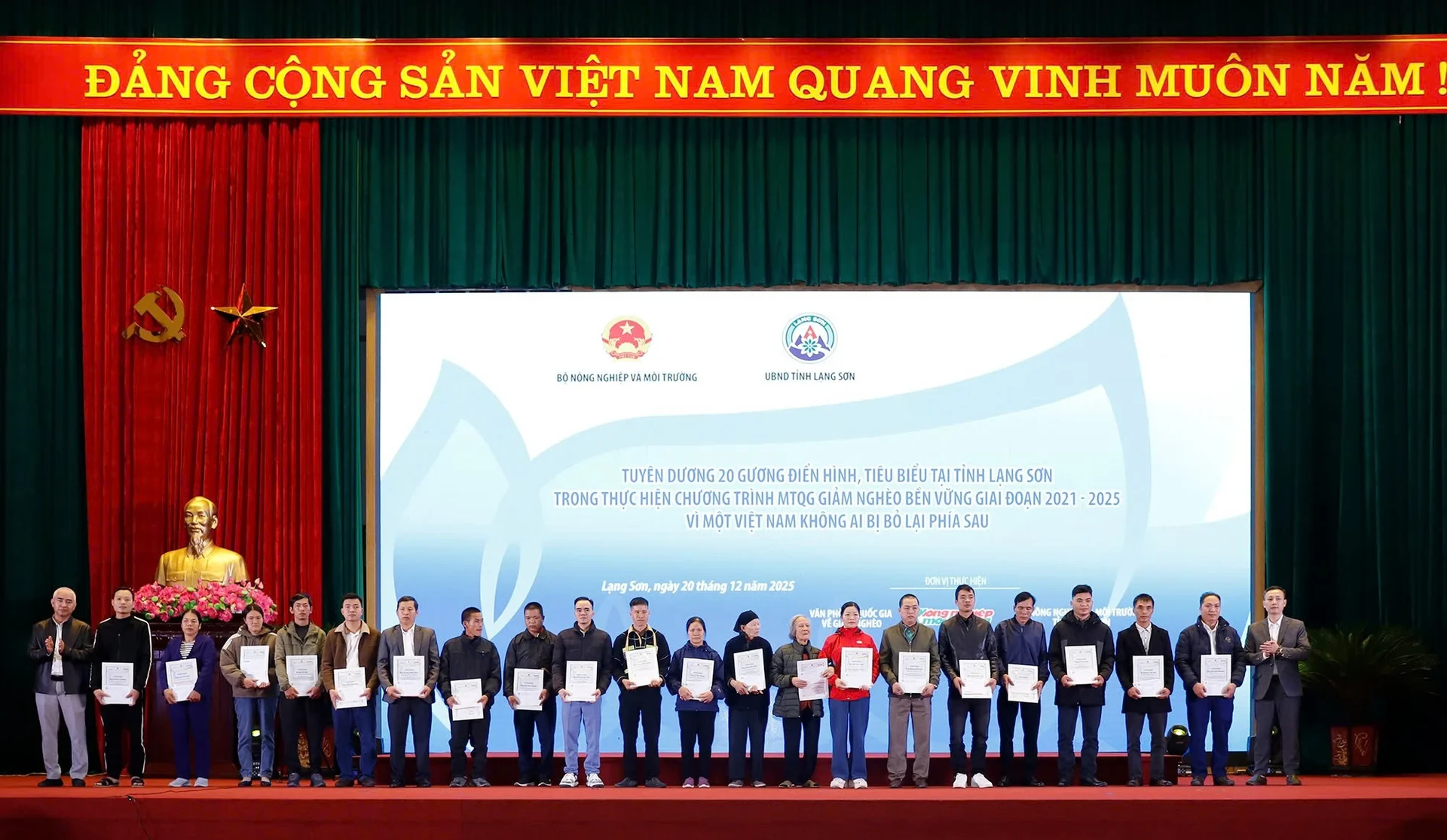 chung-tay-vi-nguoi-ngheo-khong-de-ai-bi-bo-lai-phia-sau-110556_823.webp