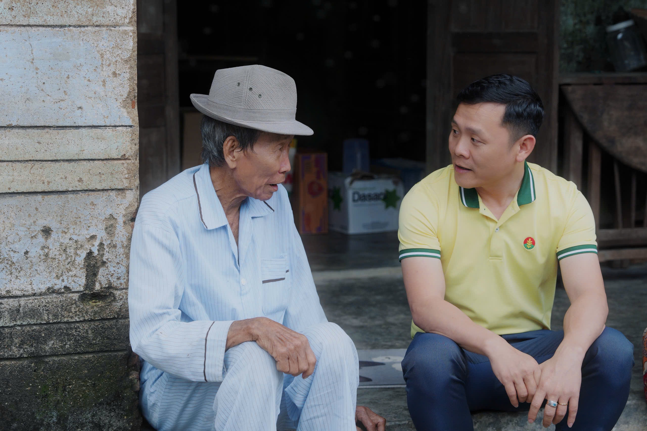 Ông Doạn (82 tuổi, xã Hòa Thịnh, Đắk Lắk) chia sẻ hoàn cảnh gia đình sau mưa lũ với đại diện Phân Bón Cà Mau