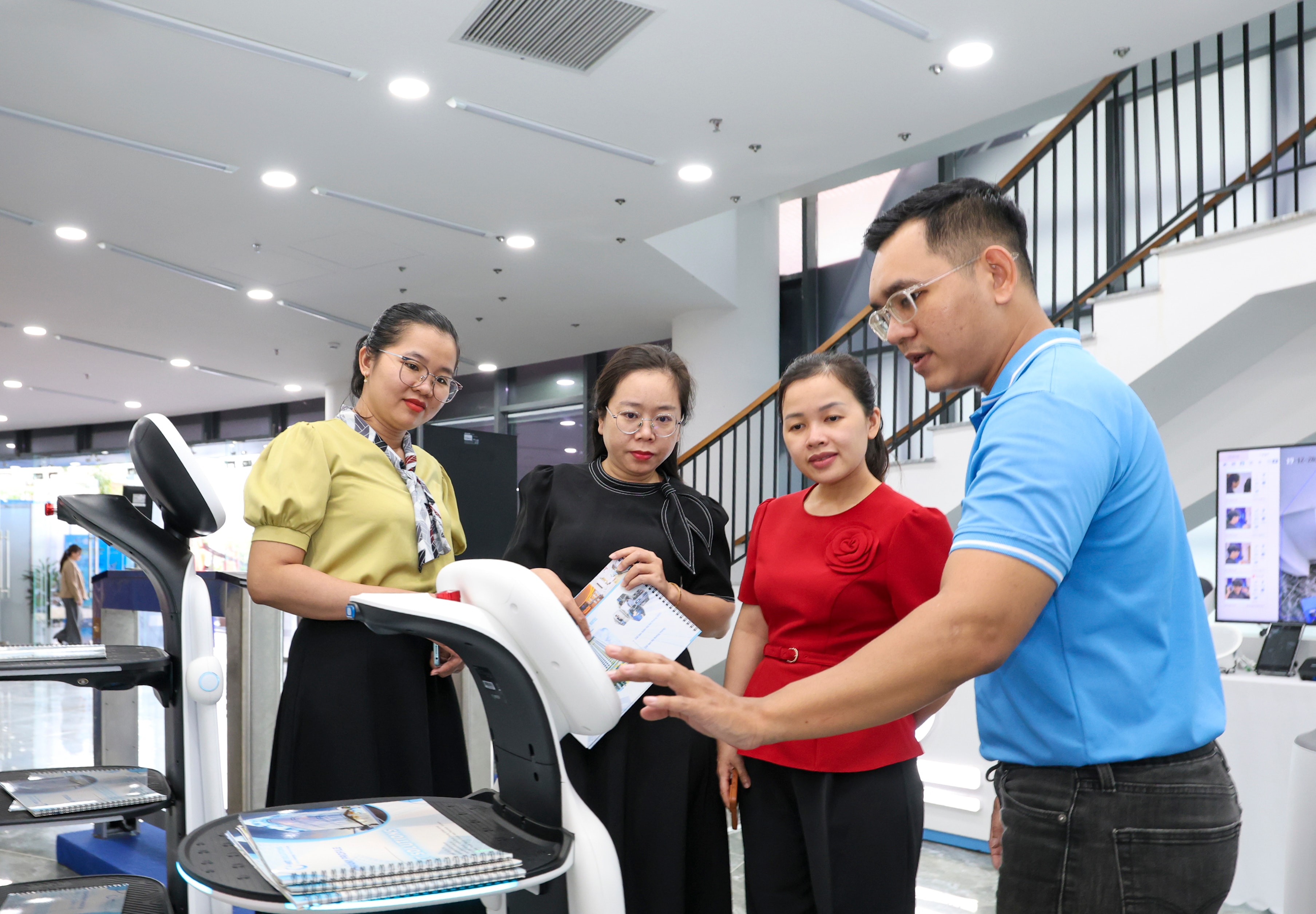 Trải nghiệm robot vận chuyển phục vụ nhà hàng, khách sạn_1