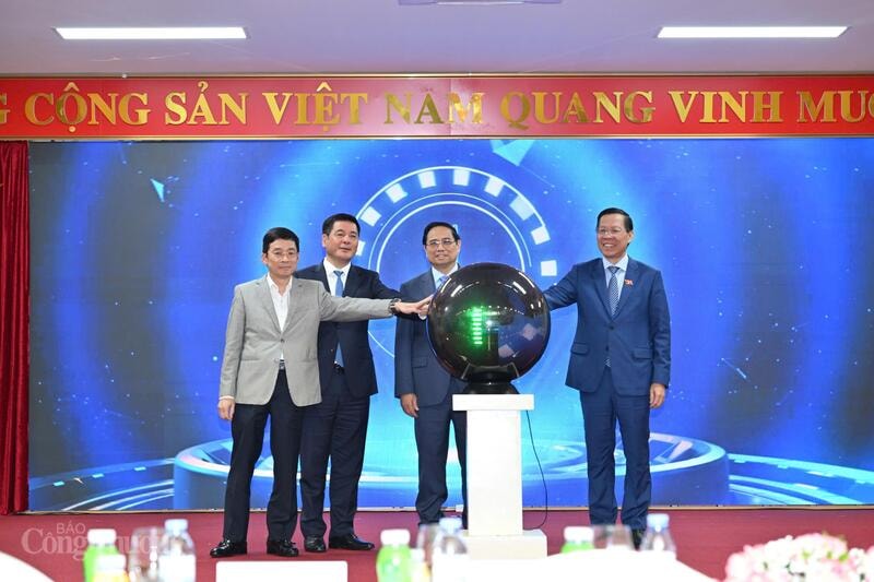 Thủ tướng Chính phủ Phạm Minh Chính, Bộ trưởng Nguyễn Hồng Diên cùng đại biểu thực hiện nghi thức công bố kết quả xuất nhập khẩu năm 2025