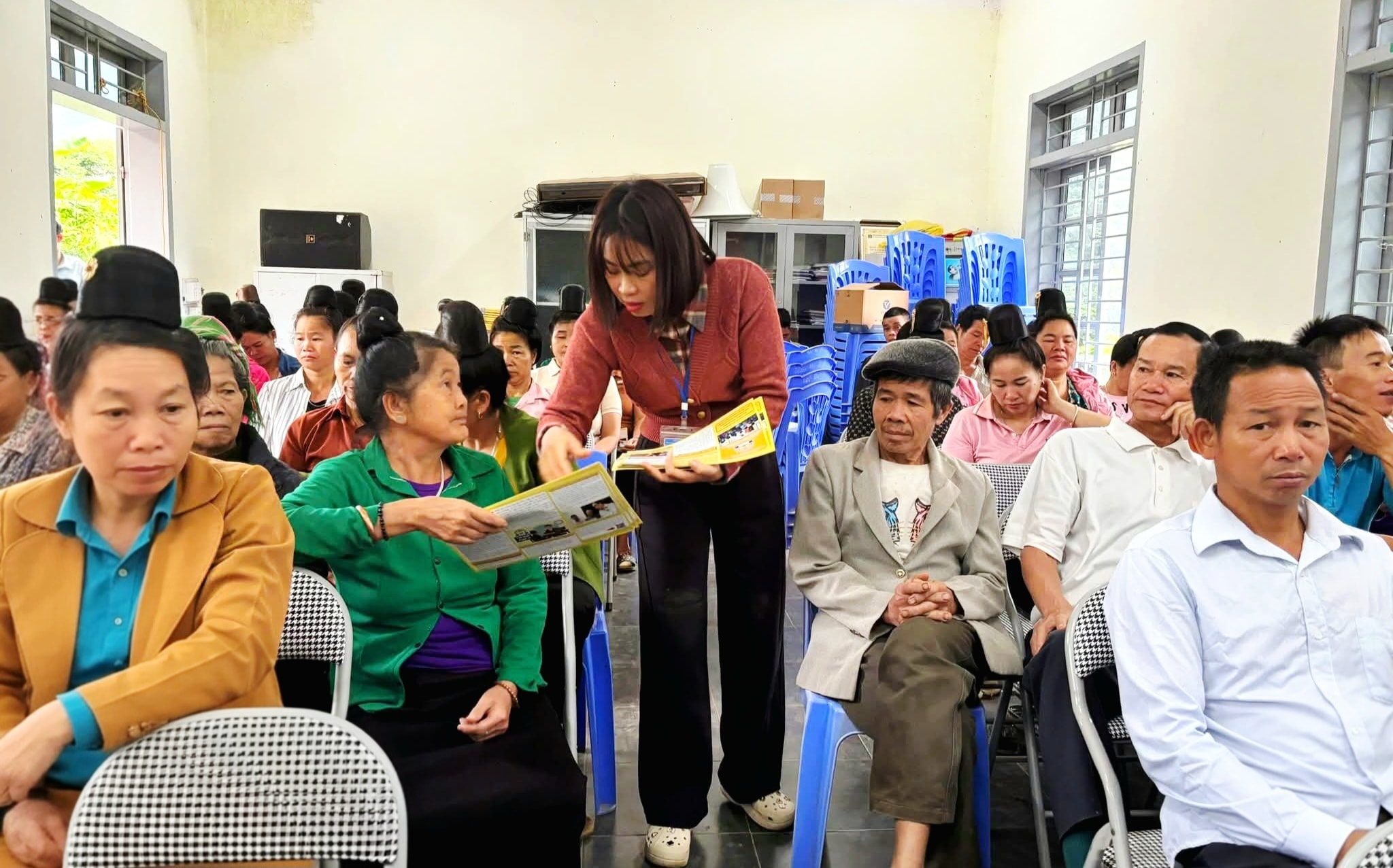 Phát miễn phí tờ gấp pháp luật