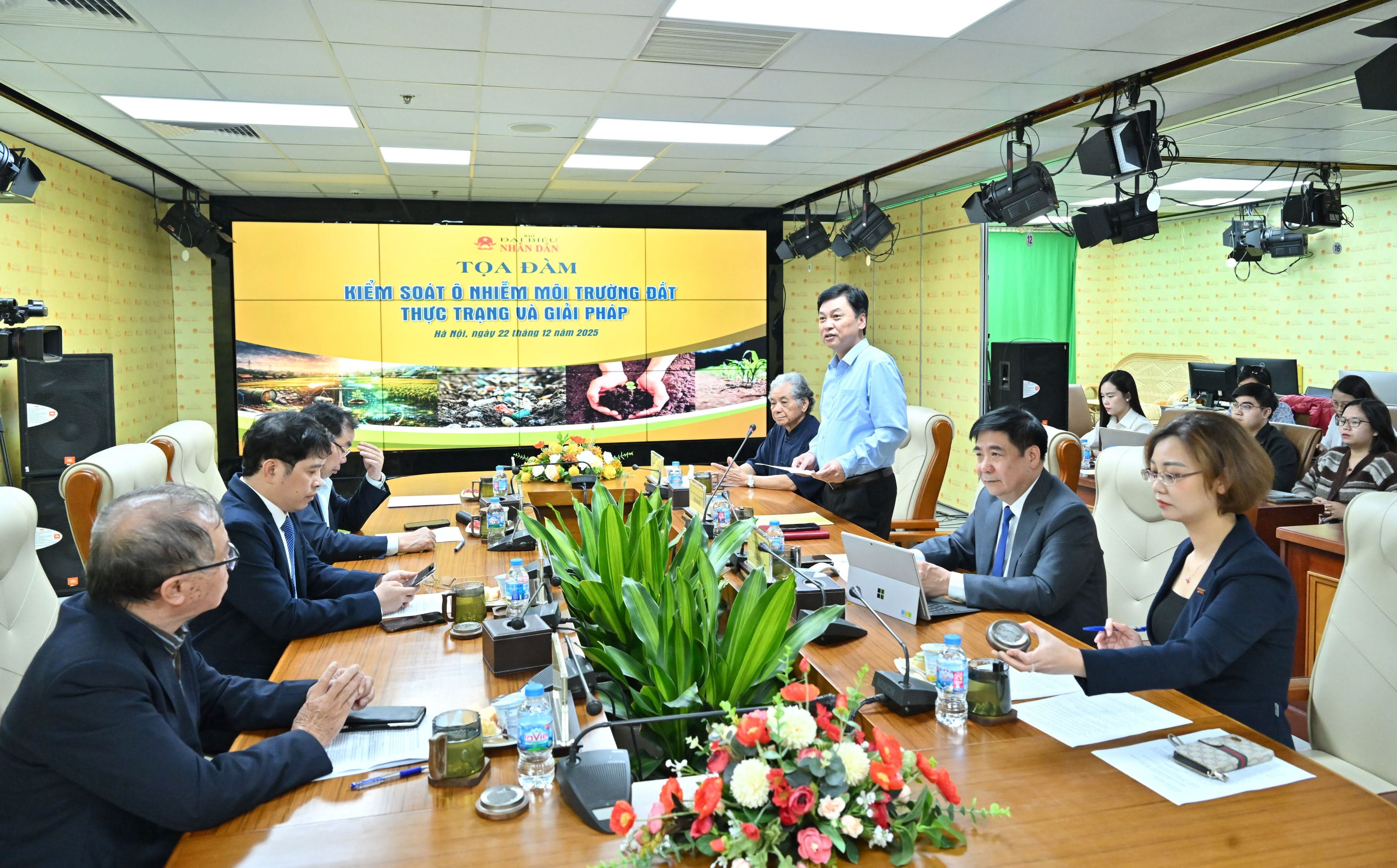 Phó Tổng biên tập Báo Đại biểu nhân dân Lê Thanh Kim phát biểu khai mạc tọa đàmVQK_9863