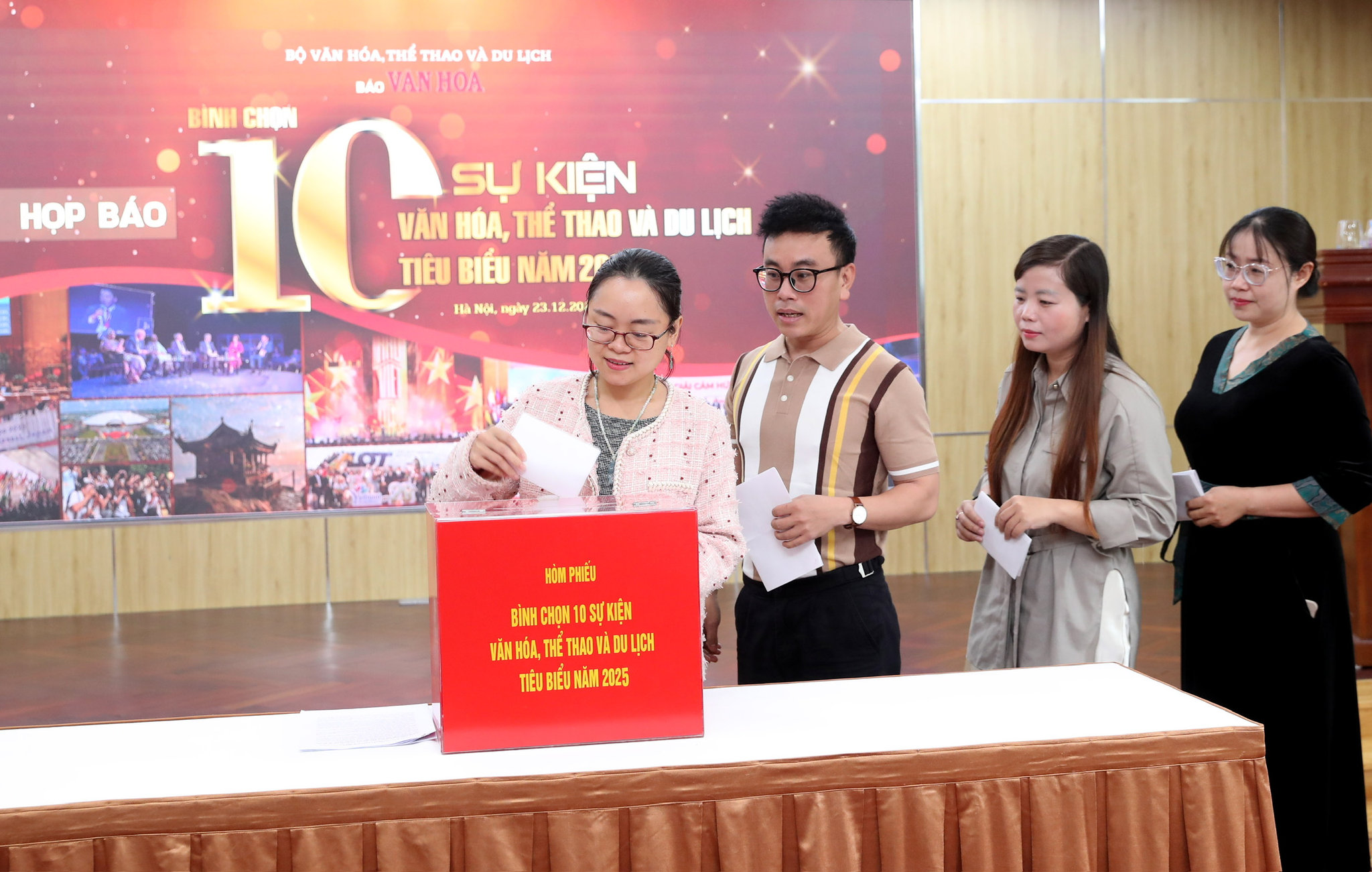 Đại diện phóng viên các cơ quan thông tấn báo chí Trung ương và địa phương tham gia bình chọn. Ảnh: Trần Huấn