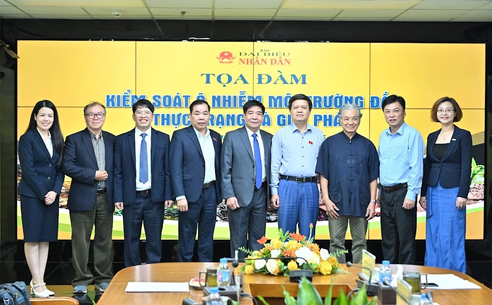 Các đại biểu chụp ảnh lưu niệm