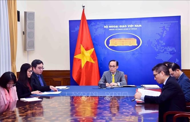 Vietnamese Minister of Foreign Affairs Le Hoai Trung at the phone talks with French Minister for Europe and Foreign Affairs Jean-Noël Barrot on December 23 (Photo: VNA)