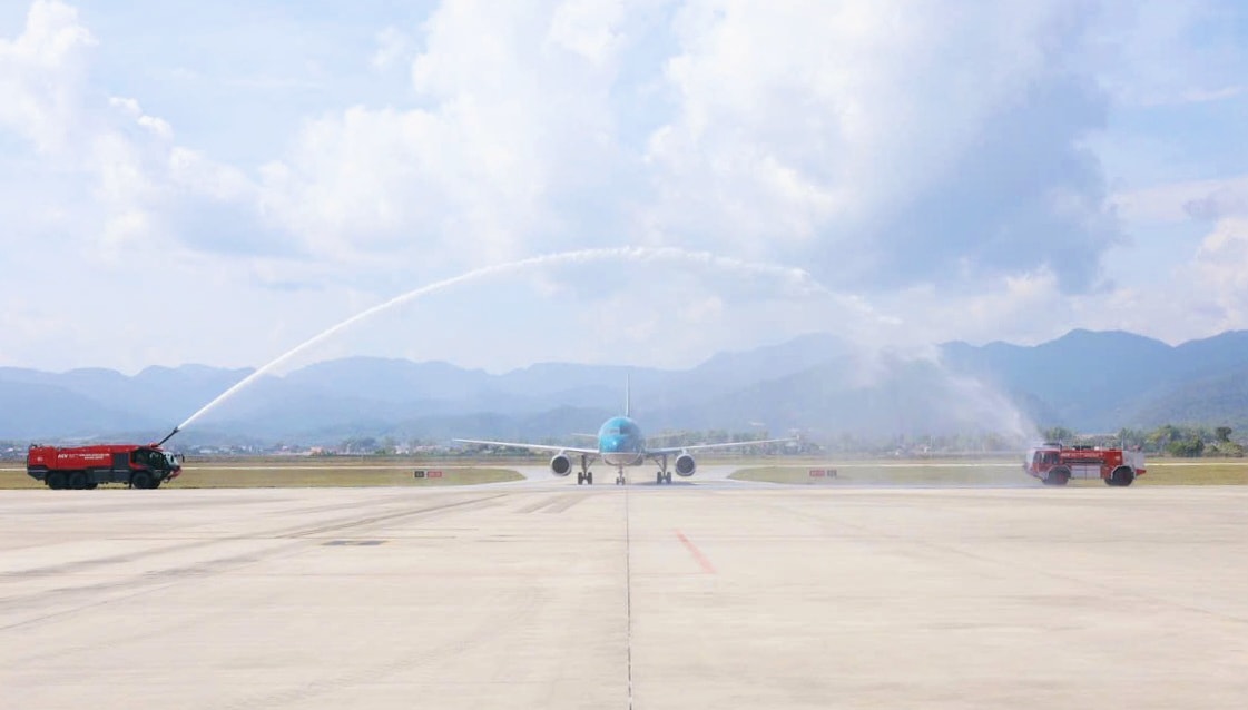 1. Nghi thức phun vòi rồng chào đón chuyến bay thẳng đầu tiên kết nối TP.HCM và Điện Biên.