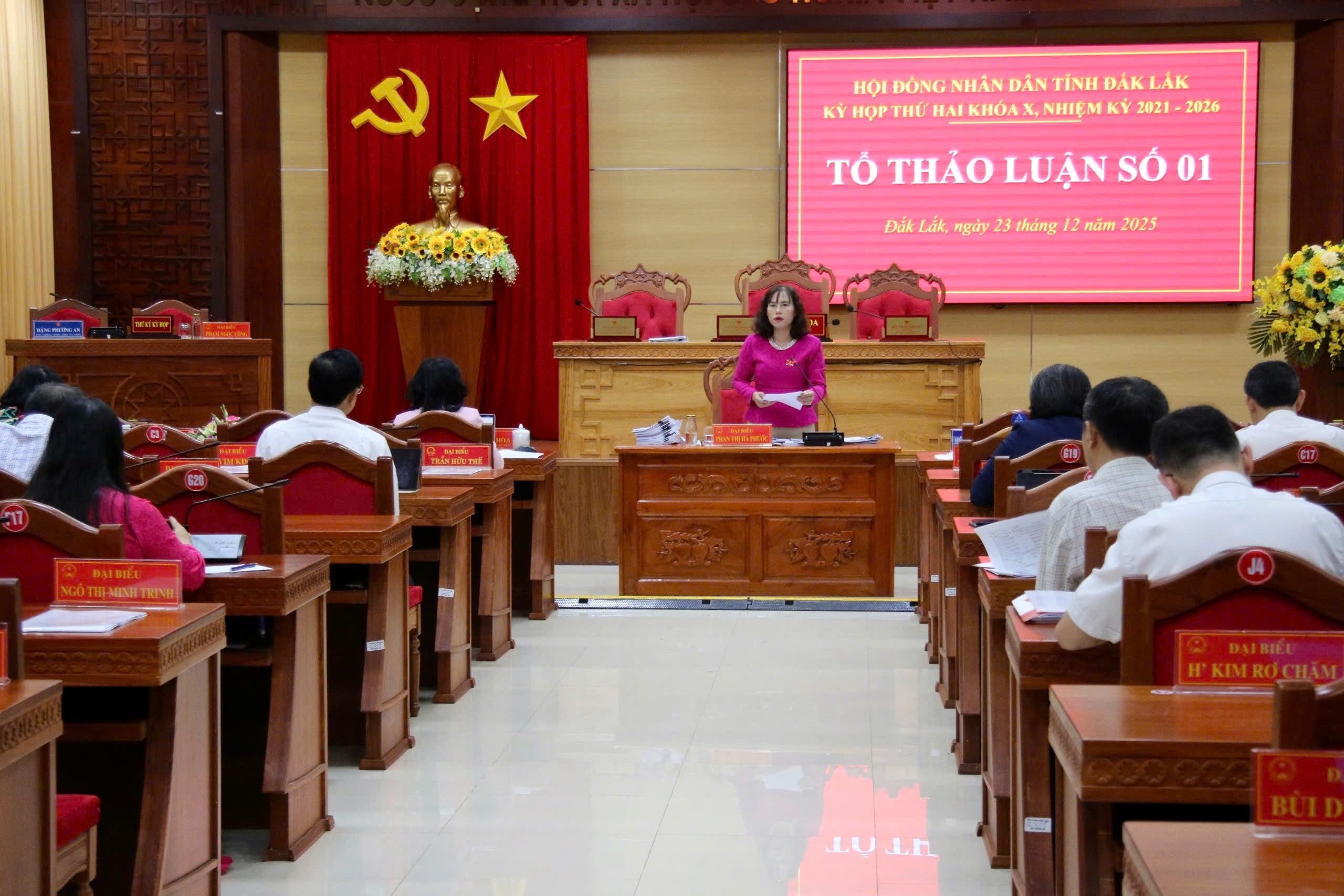 Quang cảnh phiên thảo luận tại tổ số 1.