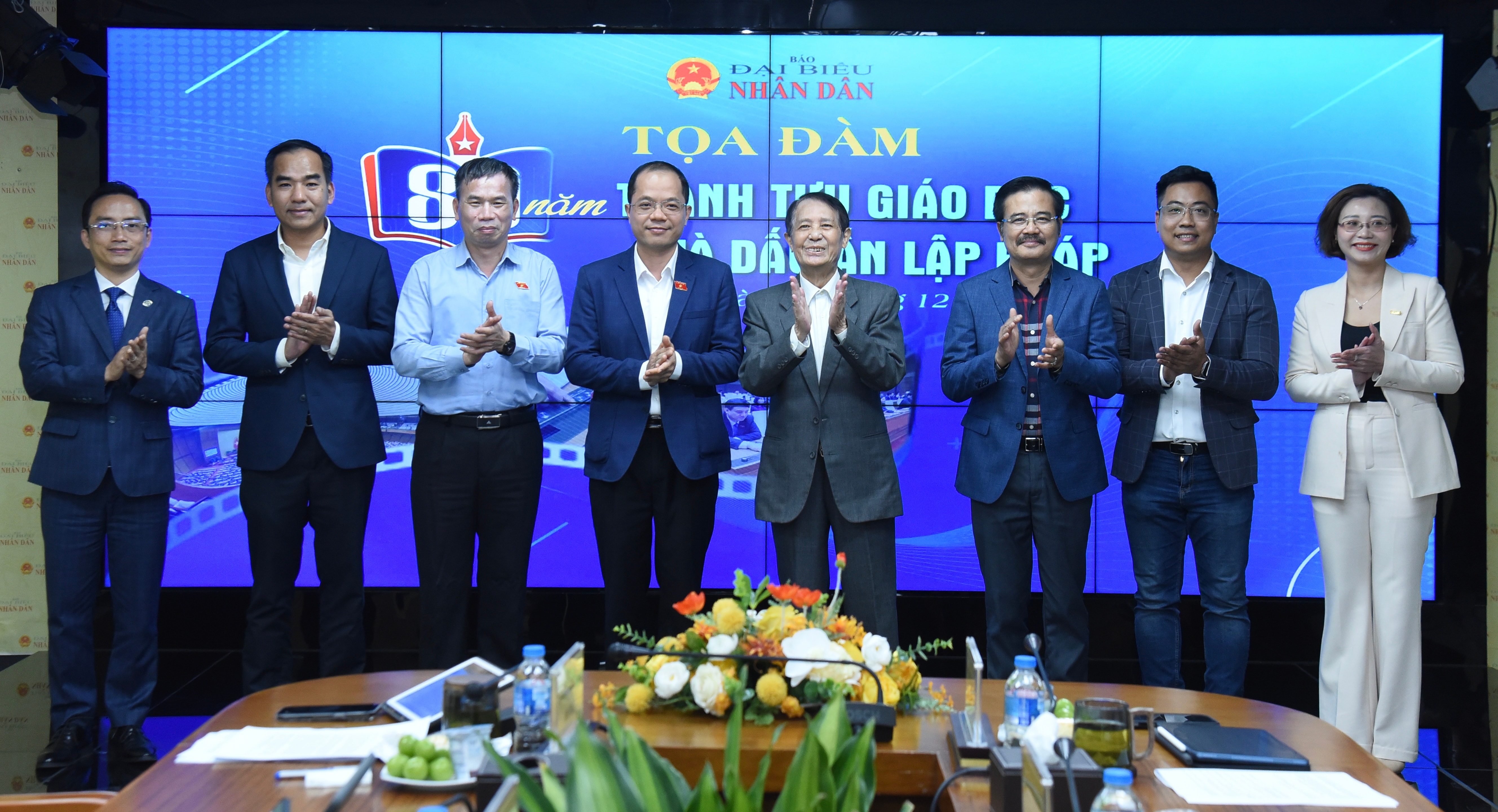Các đại biểu chụp ảnh lưu niệm