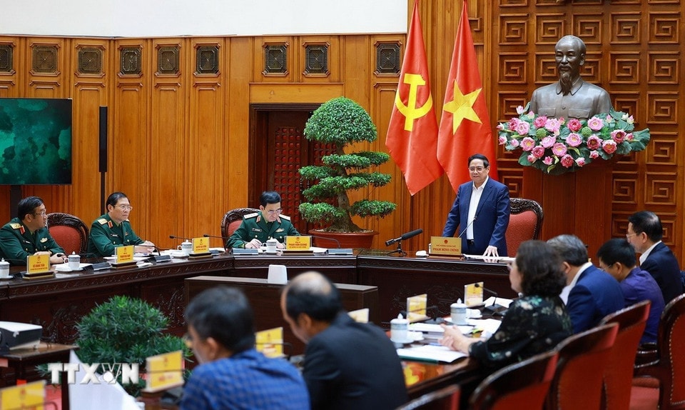 Thủ tướng Phạm Minh Chính làm việc với lãnh đạo Bộ Quốc phòng về phát triển công nghiệp quốc phòng. (Ảnh: Dương Giang/TTXVN)