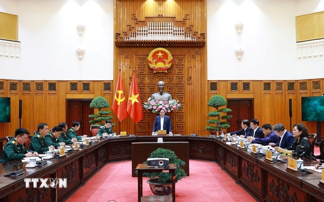 ttxvn-thu-tuong-lam-viec-voi-bo-quoc-phong-ve-phat-trien-cong-nghiep-quoc-phong-2412-2.jpg