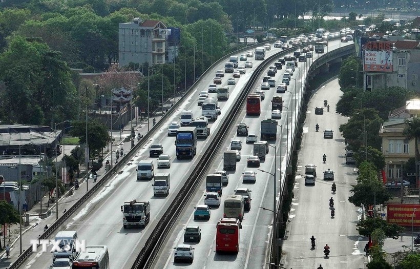 Vehicles travel on Ring Road 3 (Photo: VNA)
