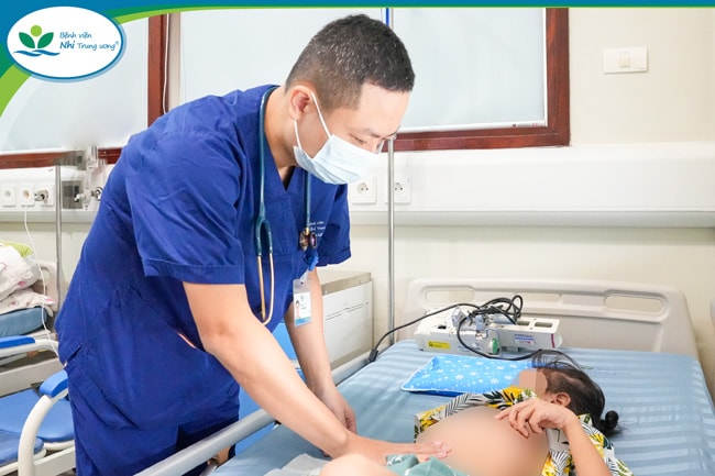 Bác sĩ thăm khám cho bệnh nhi. Ảnh: BVCC