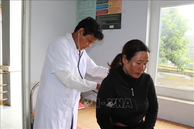 Người dân đến khám, chữa bệnh tại Trạm Y tế xã Cư Pui (tỉnh Đắk Lắk). Ảnh Nguyên Dung