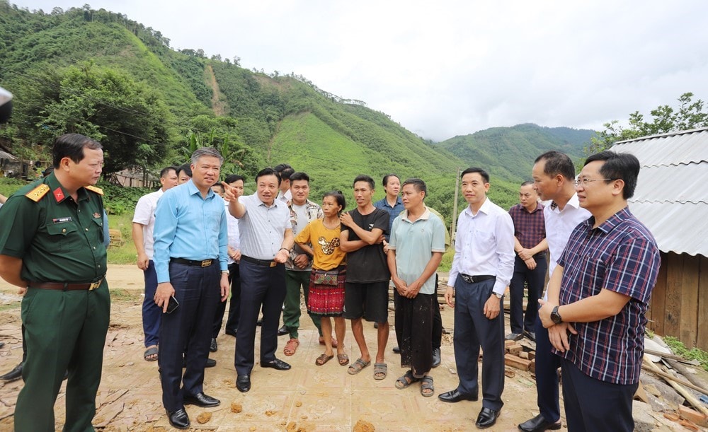응우옌 후이 응옥 성 인민위원회 부위원장은 투꾹면에서 임시 주택이 교체된 한 가정을 방문하여 상황을 점검했습니다.