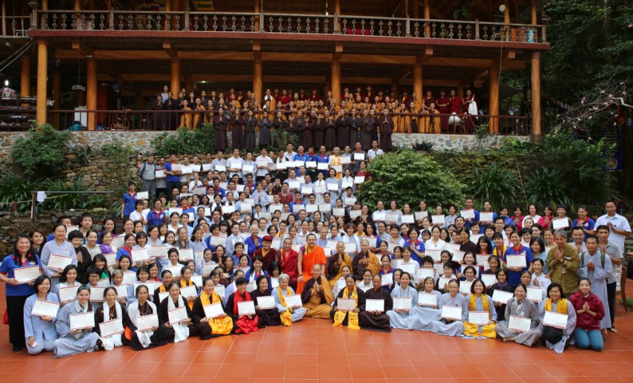 13.Nhiếp Chính vương Gyalwa Dokhampa và Phật tử tại Tịnh thất Tây Thiên