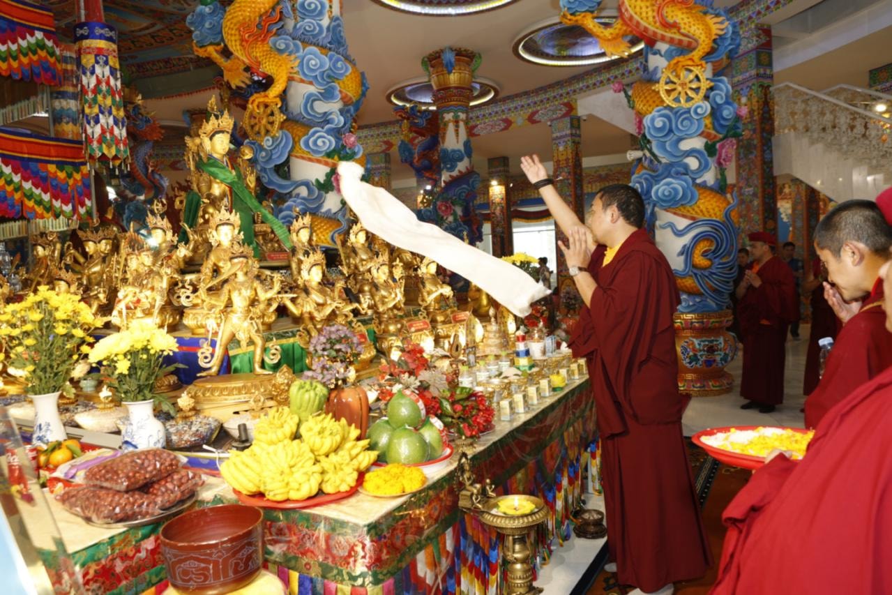3. Đức Gyalwa Dokhampa cầu nguyện gia trì tôn tượng 21 Độ Mẫu Tara tại Đại Bảo tháp Mandala Tây Thiên, năm 2023