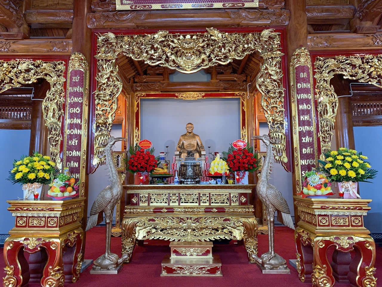 Không gian thờ tự Chủ tịch Tôn Đức Thắng tại Nhà tưởng niệm.