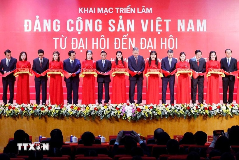 Tổng Bí thư Tô Lâm và các đồng chí lãnh đạo Đảng, Nhà nước cắt băng khai mạc Triển lãm 