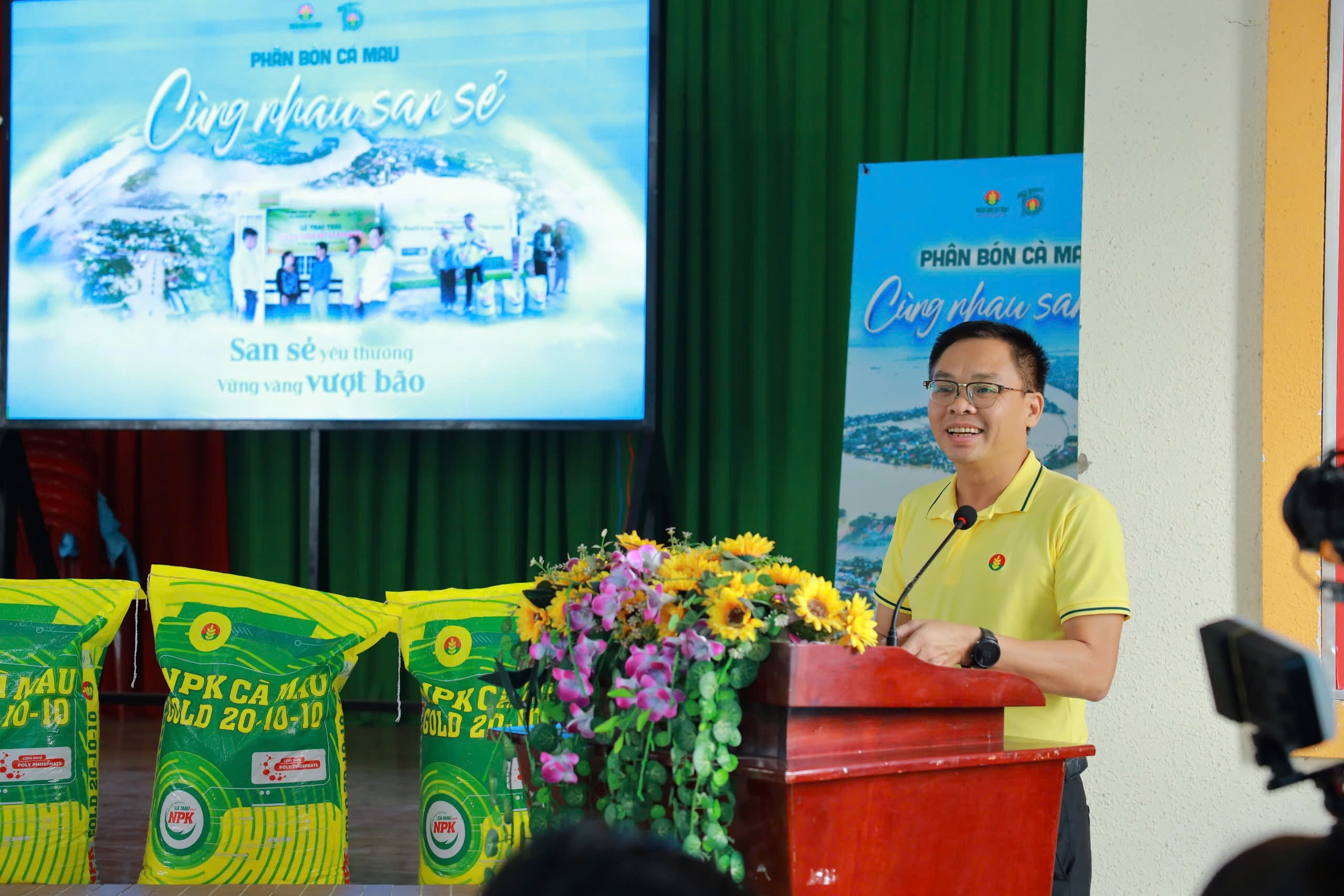 Đại diện Phân Bón Cà Mau gửi lời thăm hỏi, động viên bà con nông dân hai xã Phương Thịnh và Trường Xuân (Đồng Tháp) tại chương trình