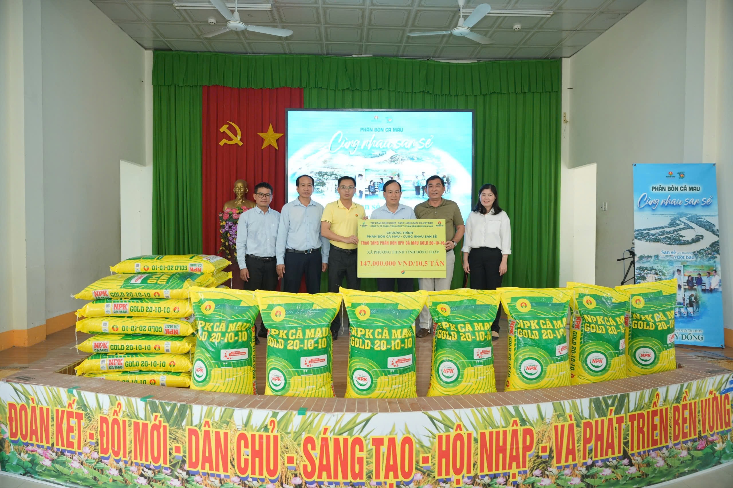 Đại diện Phân Bón Cà Mau trao biểu trưng trao tặng phân bón cho bà con Đồng Tháp khắc phục khó khăn