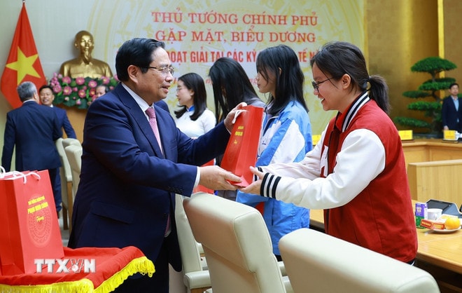 Thủ tướng Phạm Minh Chính tặng quà biểu dương học sinh đoạt giải tại các kỳ thi quốc tế năm 2025. (Ảnh: Dương Giang/TTXVN) ttxvn-thu-tuong-bieu-duong-hoc-sinh-doat-giai-tai-cac-ky-thi-quoc-te-5.jpg