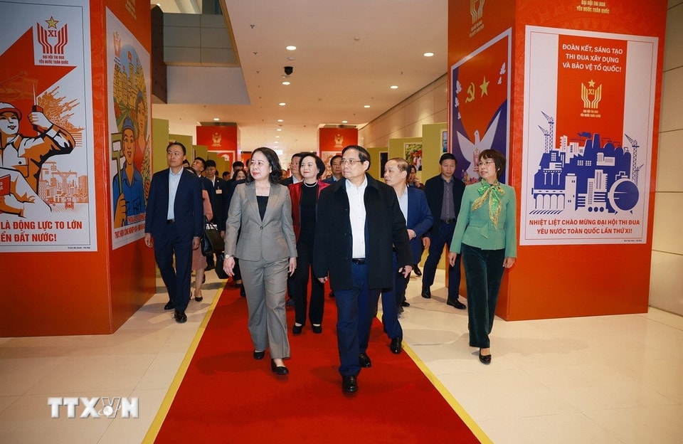 Thủ tướng Phạm Minh Chính kiểm tra khu trưng bày ảnh về phong trào thi đua yêu nước qua các thời kỳ do Thông tấn xã Việt Nam thực hiện. (Ảnh: Dương Giang/TTXVN)