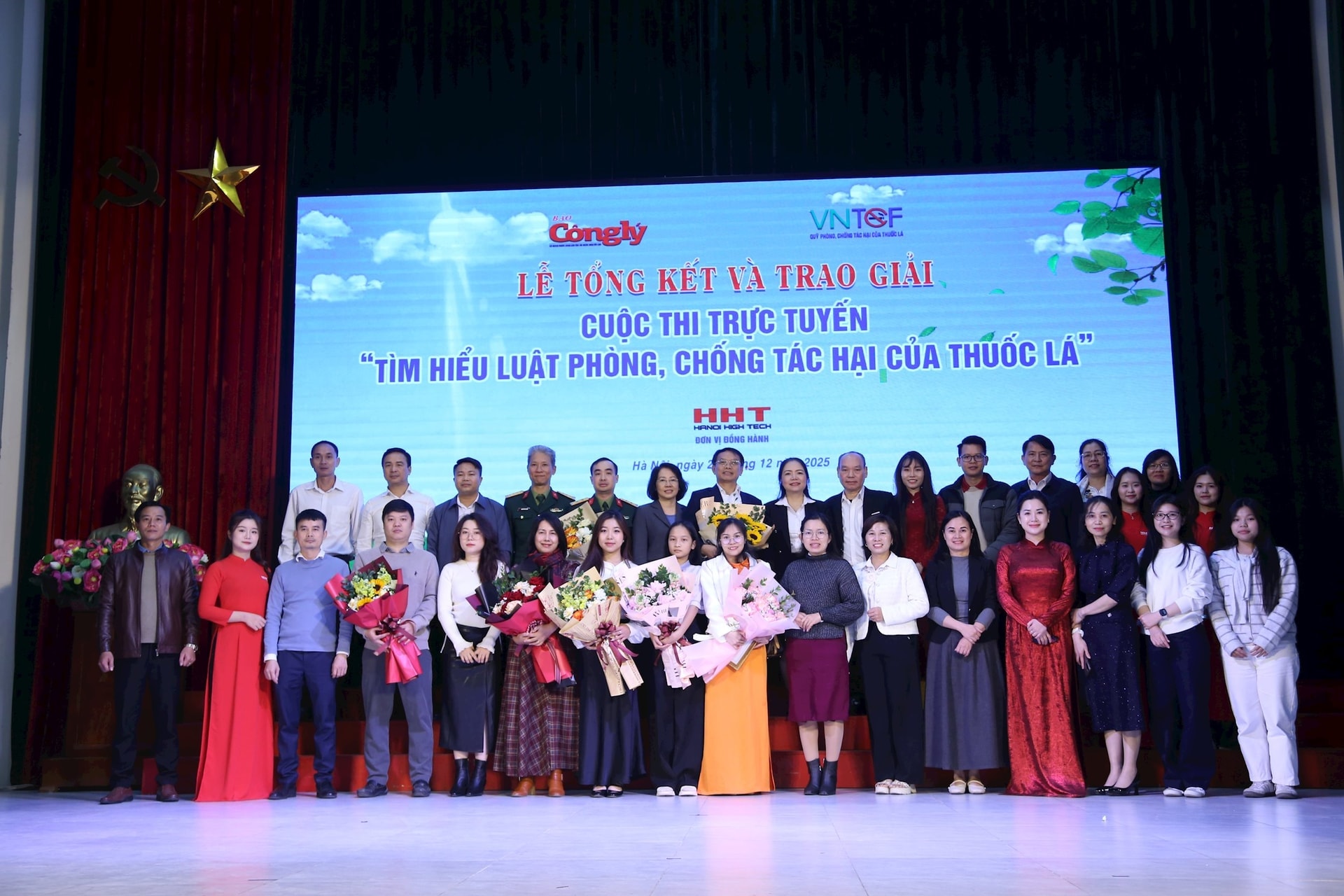 Các đại biểu chụp ảnh tại Lễ trao giải. Ảnh: PV 