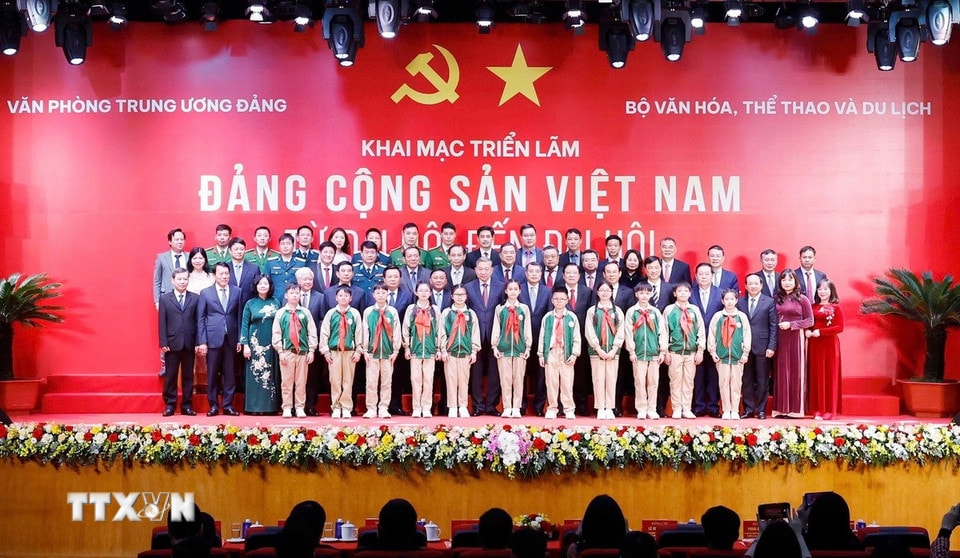 Tổng Bí thư Tô Lâm và các đồng chí lãnh đạo Đảng, Nhà nước dự khai mạc triển lãm Đảng Cộng sản Việt Nam từ Đại hội đến Đại hội. (Ảnh: Thống Nhất/TTXVN)