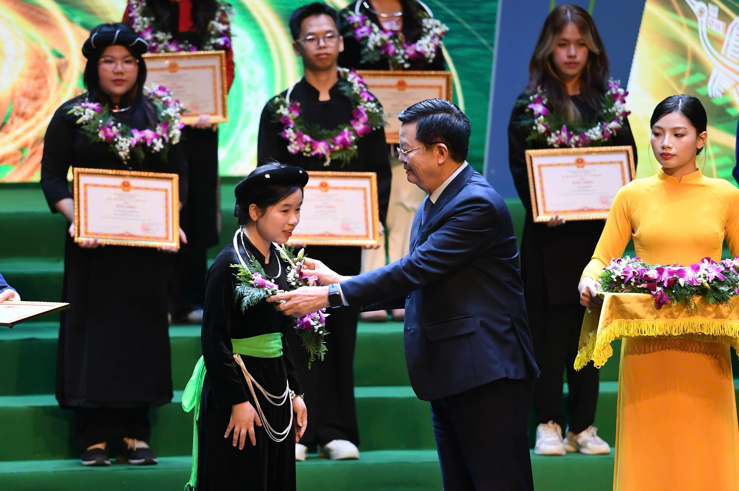 Phó Thủ tướng Chính phủ Mai Văn Chính trao bằng khen cho các học sinh, sinh viên, thanh niên DTTS xuất sắc, tiêu biểu năm 2025