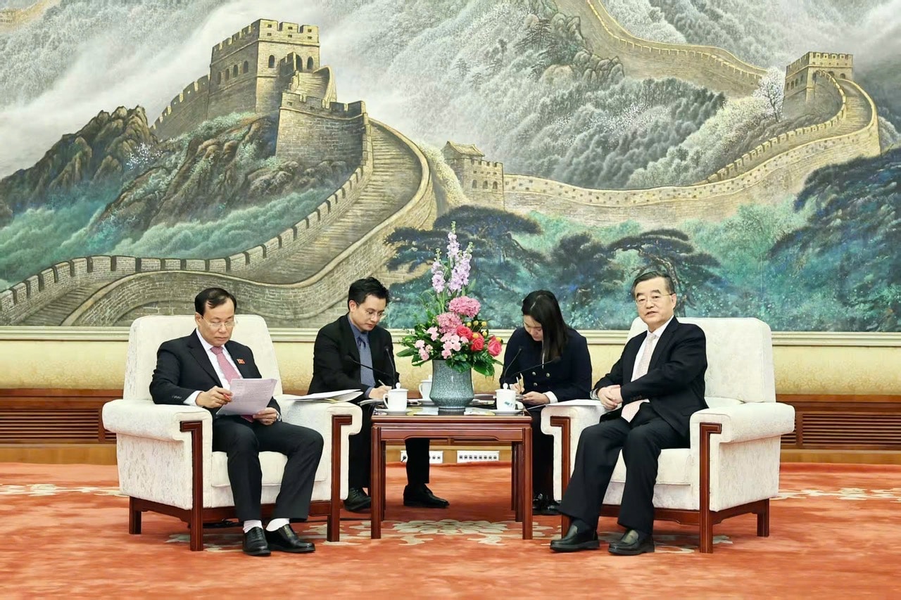 Chủ nhiệm Ủy ban Quốc phòng, An ninh và Đối ngoại, Thượng tướng Lê Tấn Tới chào Phó Ủy viên trưởng Ủy ban Thường vụ Nhân đại toàn quốc Trung Quốc Trương Khánh Vĩ