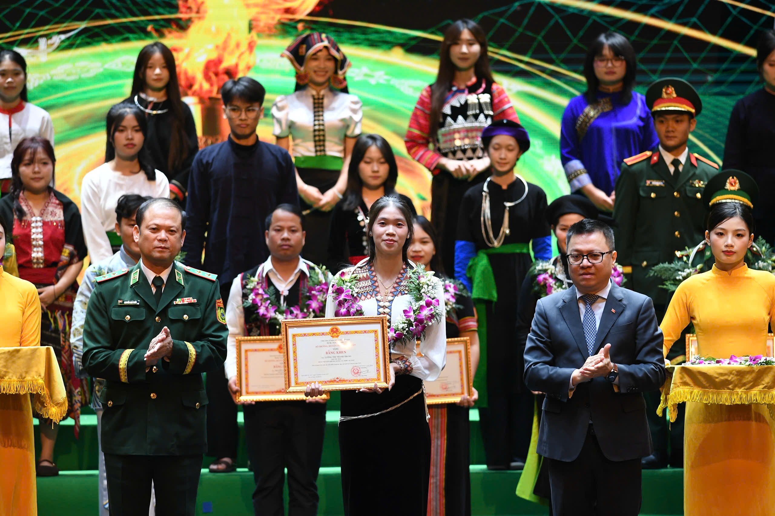 Ông Lê Quốc Minh, Phó Trưởng Ban Tuyên giáo và Dân vận Trung ương, Tổng Biên tập Báo Nhân Dân, Chủ tịch Hội Nhà báo Việt Nam và Trung tướng Nguyễn Anh Tuấn, Chính ủy Bộ đội Biên phòng trực tiếp trao bằng khen cho các học sinh, sinh viên, thanh niên DTTS xuất sắc, tiêu biểu năm 2025
