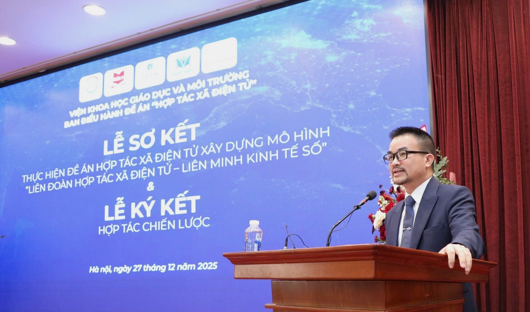 Viện trưởng Viện Khoa học giáo dục và Môi trường Nguyễn Văn Khương phát biểu tại buổi lễ