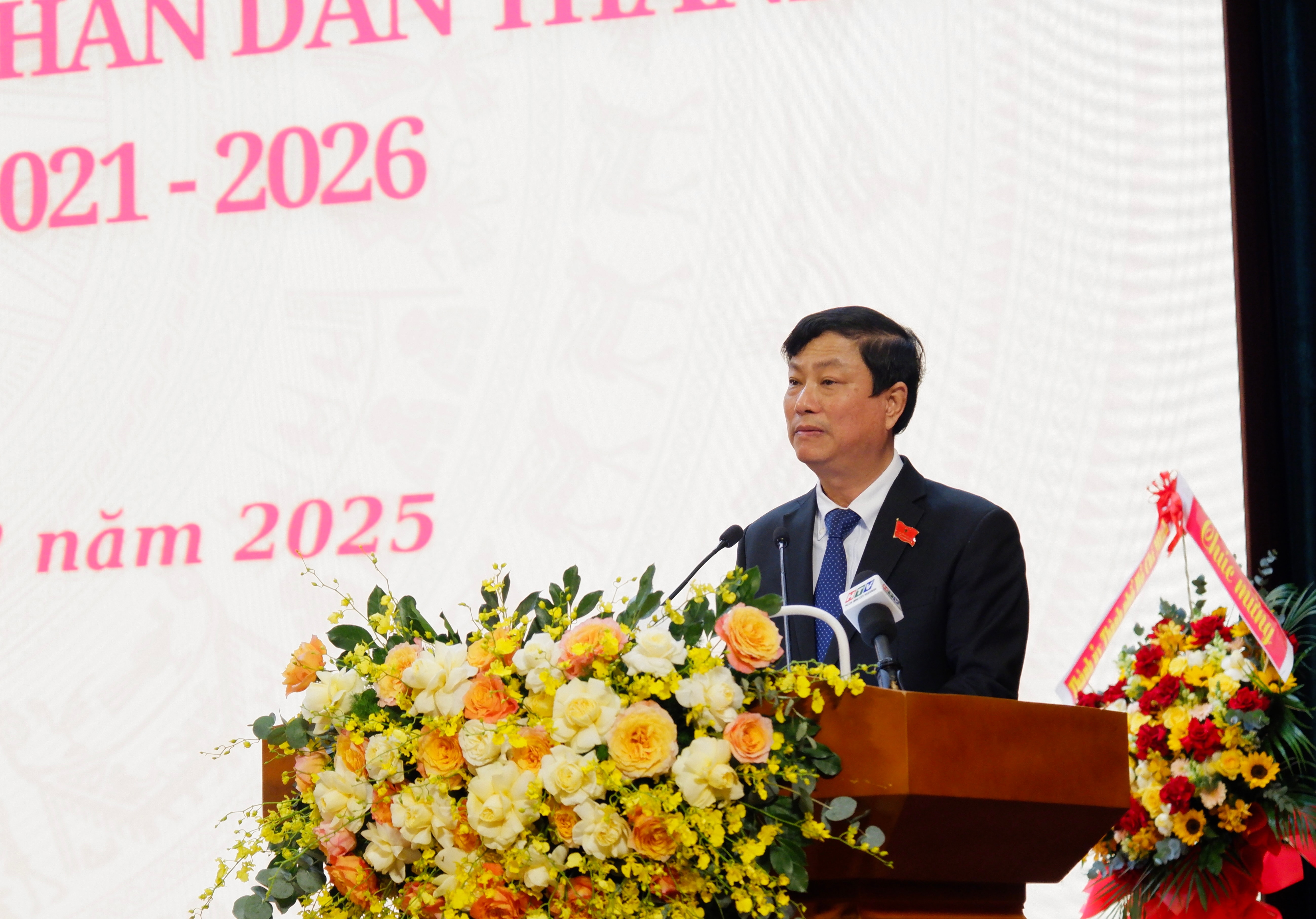 Chủ tịch HĐND th&agrave;nh phố V&otilde; Văn Minh ph&aacute;t biểu khai mạc hội nghị. Ảnh: Hoa L&ecirc;