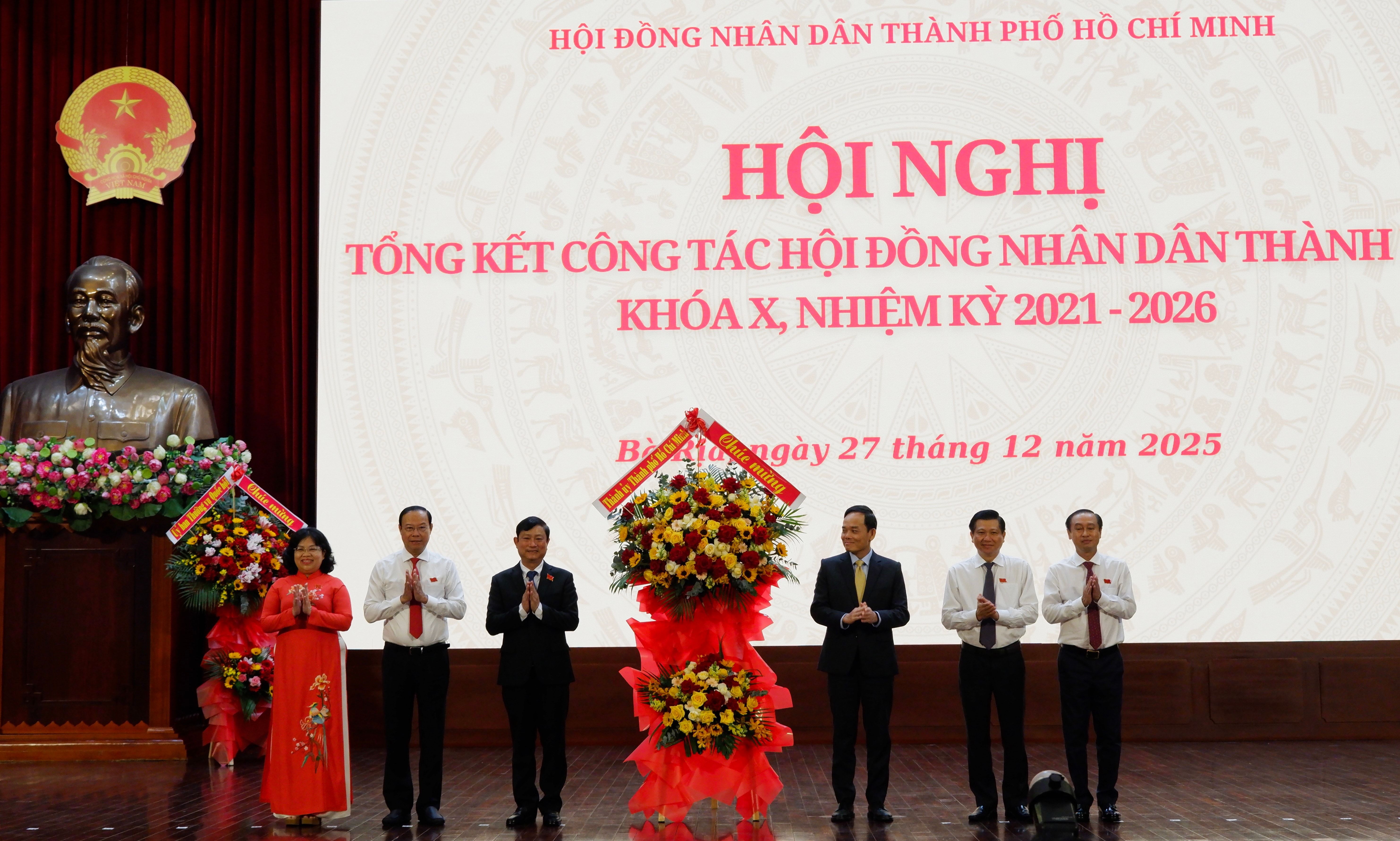 Bí thư Thành ủy TP. Hồ Chí Minh Trần Lưu Quang tặng hoa của Thành ủy thành phố chúc mừng hội nghị