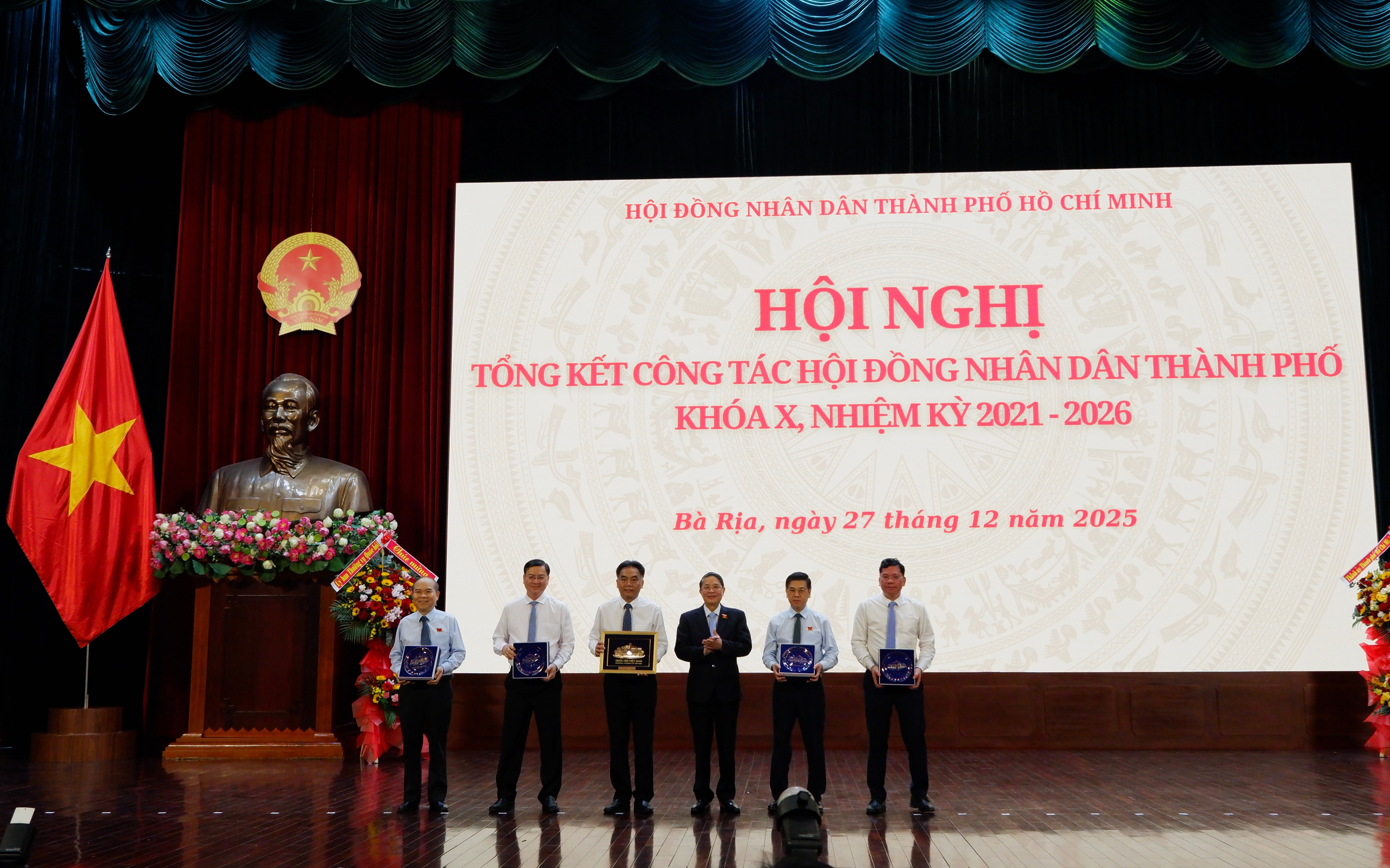 Ph&oacute; Chủ tịch Quốc hội Nguyễn Đức Hải tặng qu&agrave; lưu niệm của Ủy ban Thường vụ Quốc hội đến tập thể Thường trực UBND TP. Hồ Ch&iacute; Minh v&agrave; Chủ tịch v&agrave; c&aacute;c Ph&oacute; Chủ tịch UBND TP. Hồ Ch&iacute; Minh, ghi nhận sự phối hợp chặt chẽ, hiệu quả giữa HĐND th&agrave;nh phố v&agrave; UBND th&agrave;nh phố trong nhiệm kỳ 2021-2026. Ảnh: Hoa L&ecirc;