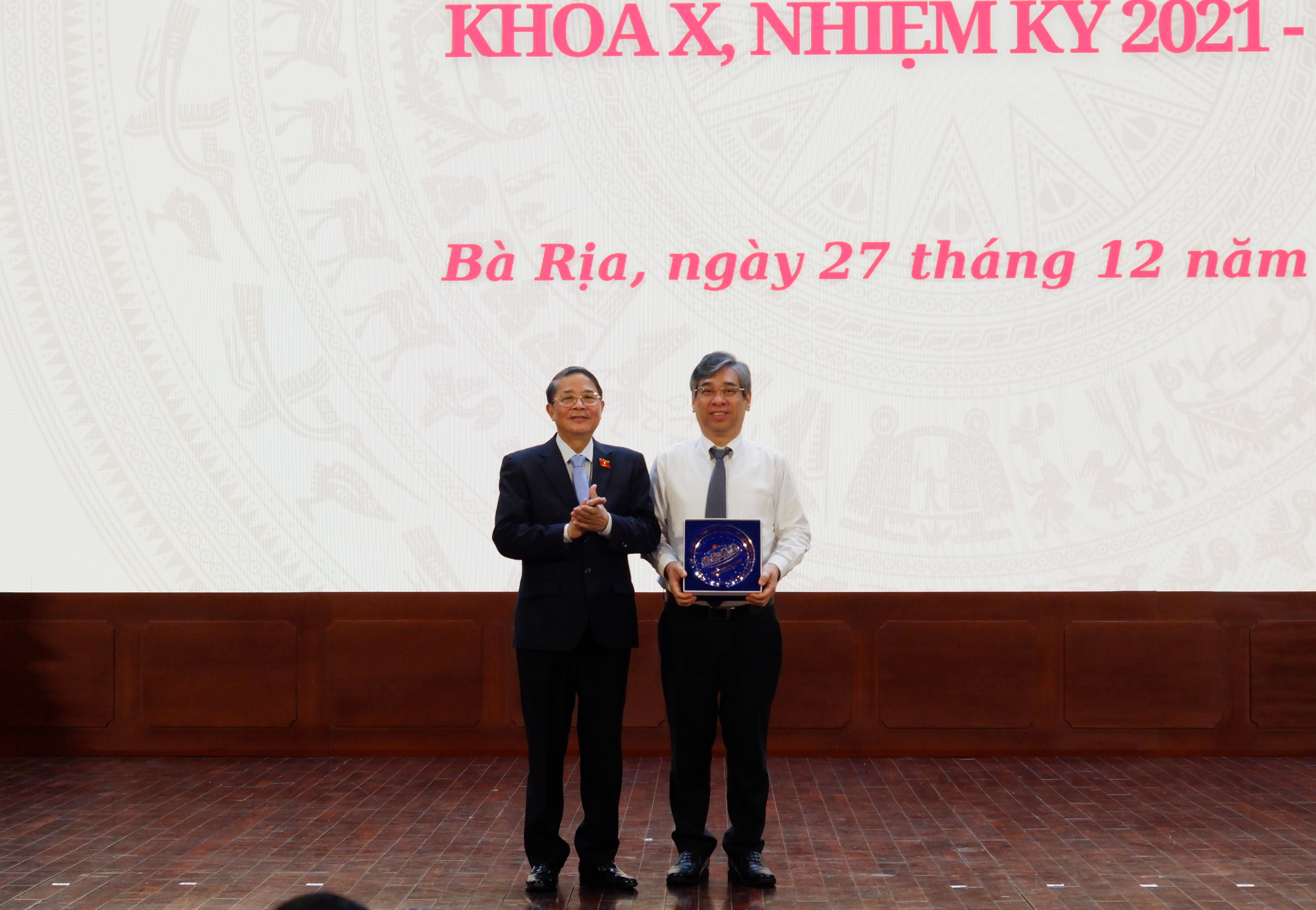 Ph&oacute; Chủ tịch Quốc hội Nguyễn Đức Hải tặng qu&agrave; lưu niệm của Ủy ban Thường vụ Quốc hội đến Ph&oacute; B&iacute; thư Th&agrave;nh ủy, Chủ tịch Ủy ban MTTQ Việt Nam TP. Hồ Ch&iacute; Minh Nguyễn Phước Lộc, nhằm ghi nhận những đ&oacute;ng g&oacute;p, sự phối hợp tr&aacute;ch nhiệm v&agrave; hiệu quả trong c&ocirc;ng t&aacute;c điều h&agrave;nh, phục vụ hoạt động của HĐND th&agrave;nh phố trong nhiệm kỳ 2021-2026