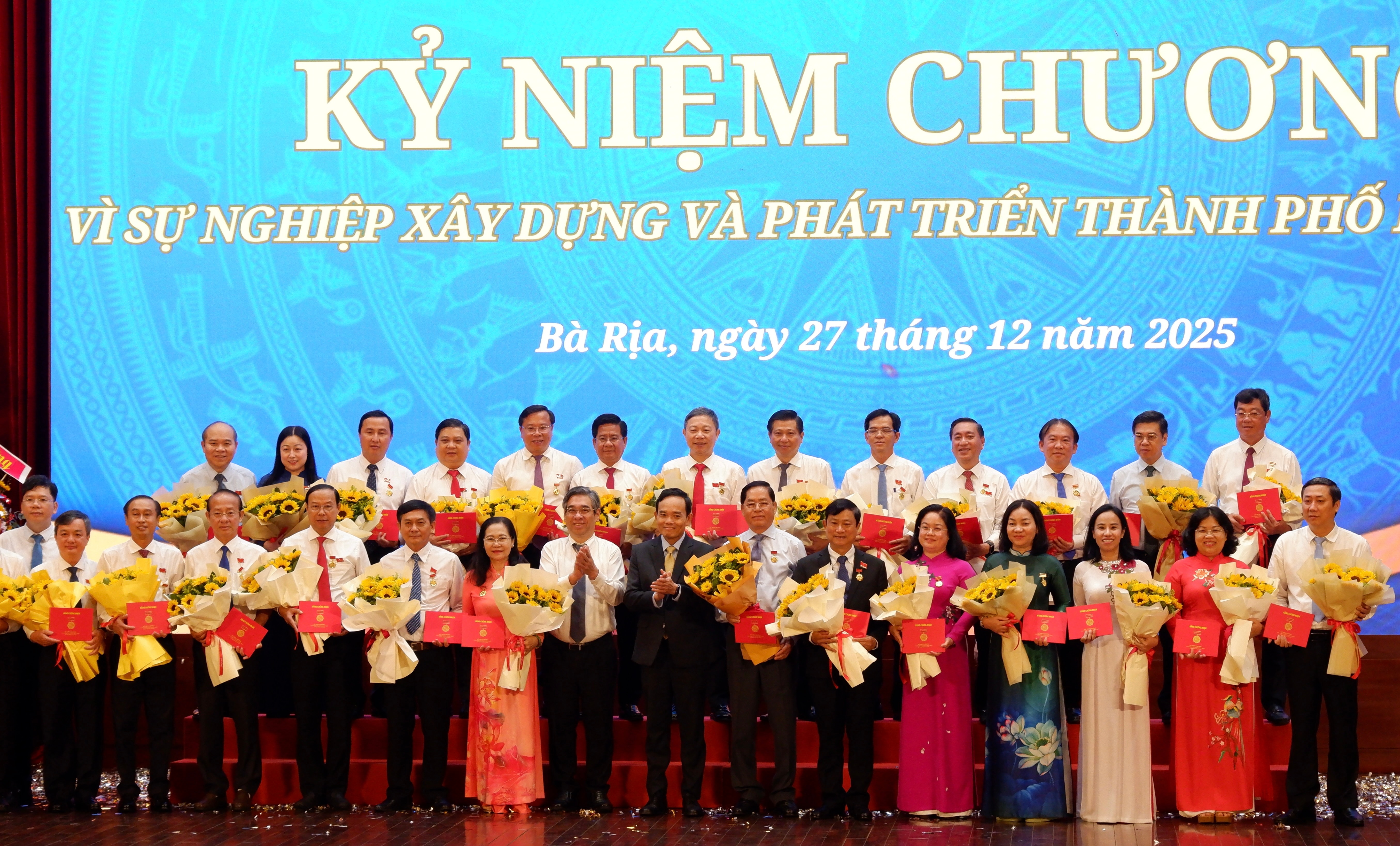 B&iacute; thư Th&agrave;nh ủy TP. Hồ Ch&iacute; Minh Trần Lưu Quang trao Kỷ niệm chương &ldquo;V&igrave; sự nghiệp x&acirc;y dựng v&agrave; ph&aacute;t triển TP. Hồ Ch&iacute; Minh&rdquo; tặng c&aacute;c c&aacute; nh&acirc;n c&oacute; nhiều đ&oacute;ng g&oacute;p v&agrave;o sự ph&aacute;t triển của th&agrave;nh phố