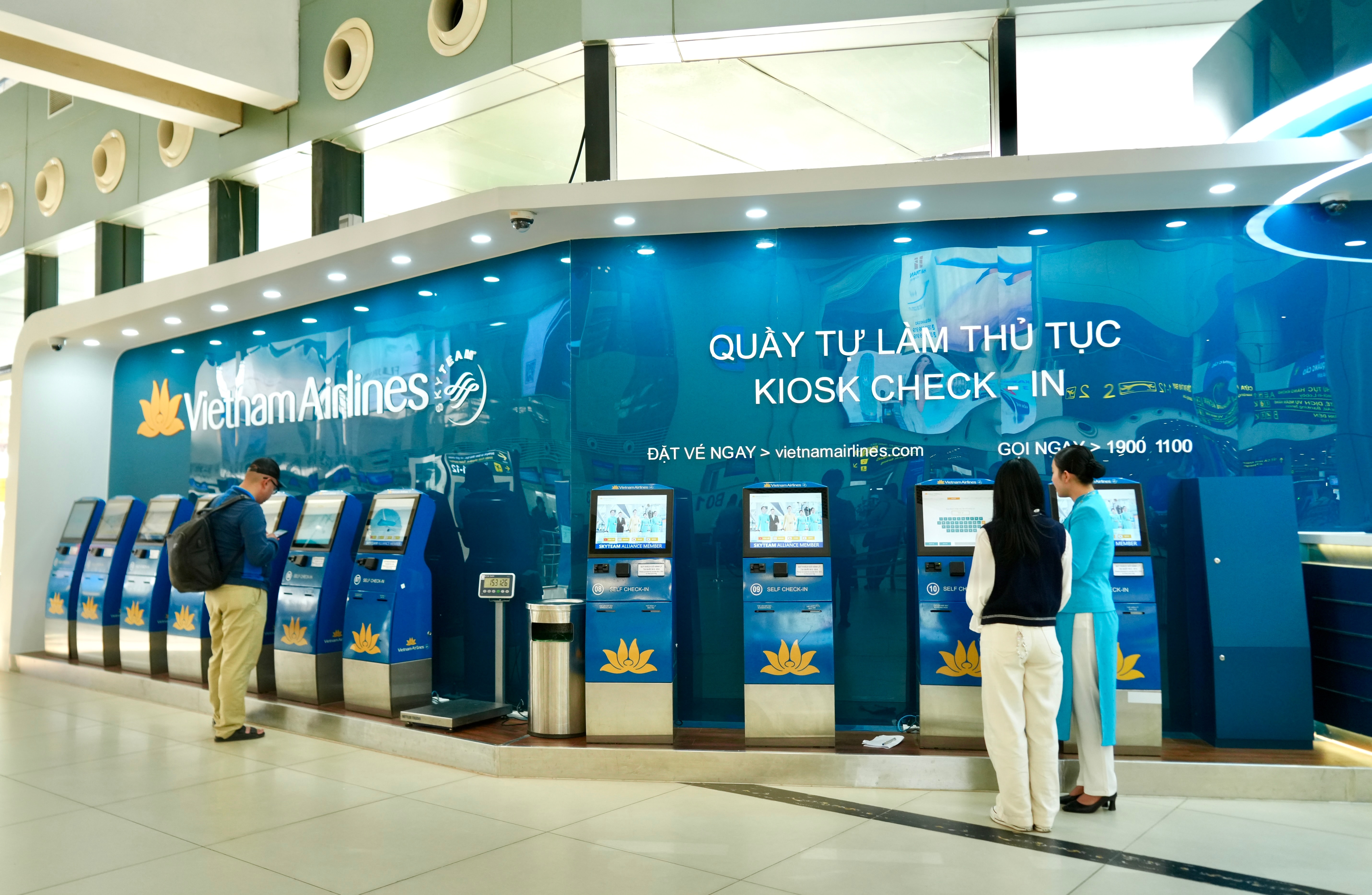 Hành khách nên làm thủ tục trực tuyến trước chuyến bay trong vòng 24 giờ trước giờ khởi hành thông qua website, ứng dụng của Vietnam Airlines