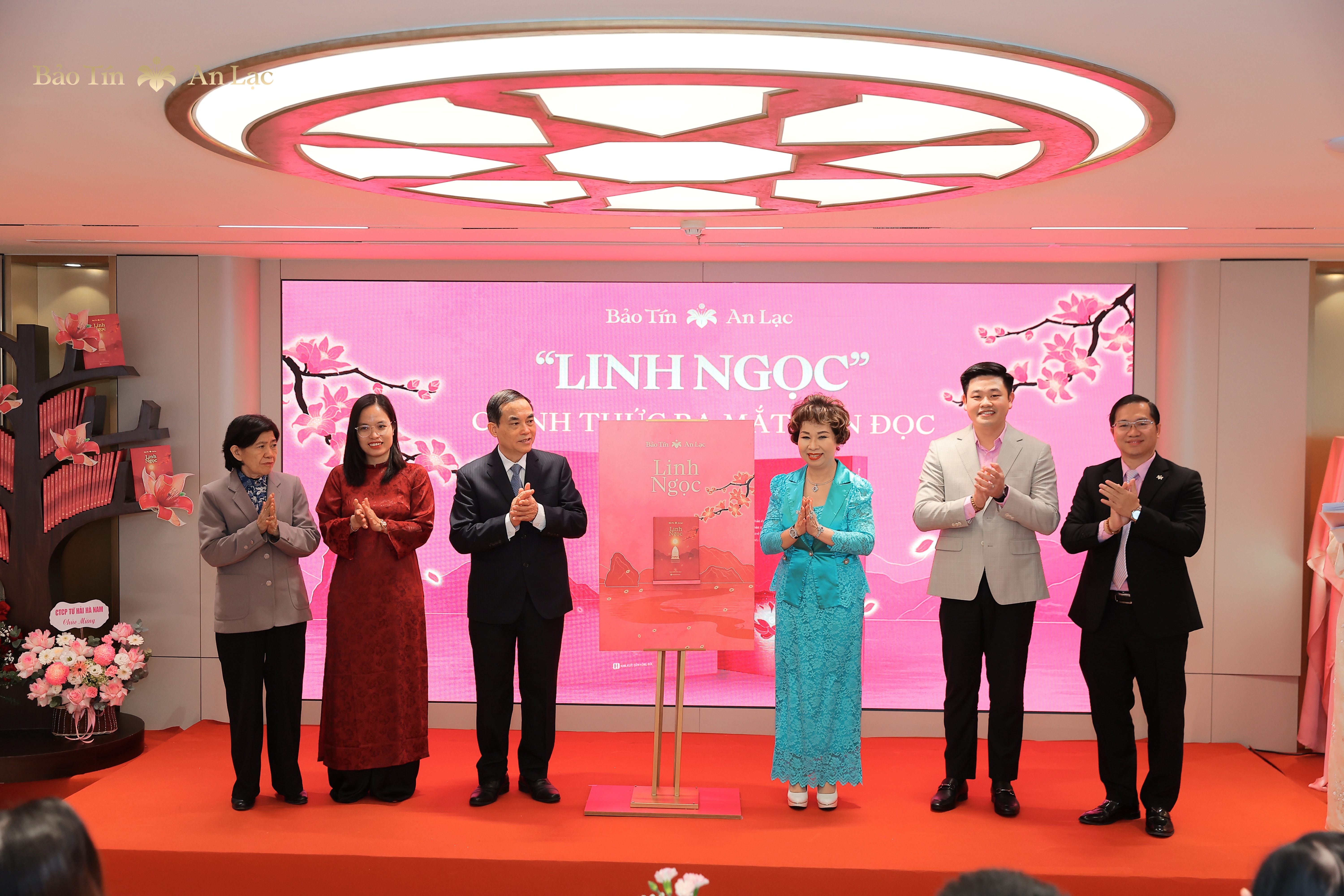 Các đại biểu cùng thực hiện nghi thức ra mắt cuốn sách Linh Ngọc