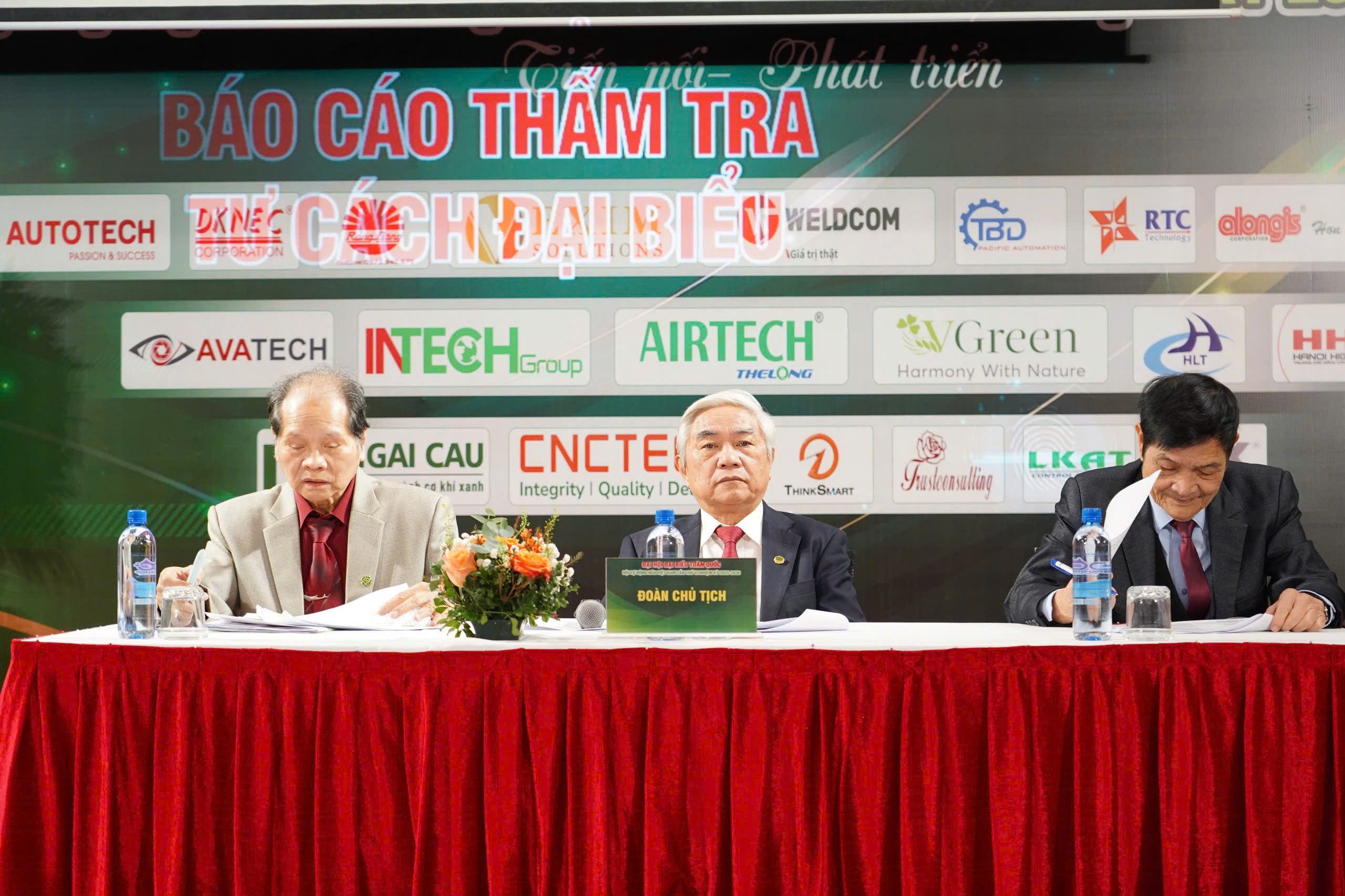  Đoàn Chủ tịch điều hành Đại hội. Ảnh: Hải Dương