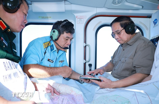 Thủ tướng Phạm Minh Chính thị sát, kiểm tra tuyến đường bộ cao tốc Cà Mau-Đất Mũi, tuyến giao thông ra đảo Hòn Khoai và Cảng tổng hợp lưỡng dụng Hòn Khoai từ trực thăng. (Ảnh: Dương Giang/TTXVN) ttxvn-thu-tuong-kiem-tra-tien-do-thi-cong-cao-toc-ca-mau-dat-mui-2.jpg