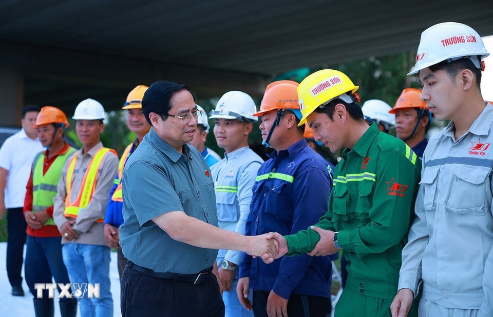 Thủ tướng Phạm Minh Chính với kỹ sư, công nhân thi công dự án cao tốc Châu Đốc-Cần Thơ-Sóc Trăng. (Ảnh: Dương Giang/TTXVN)
