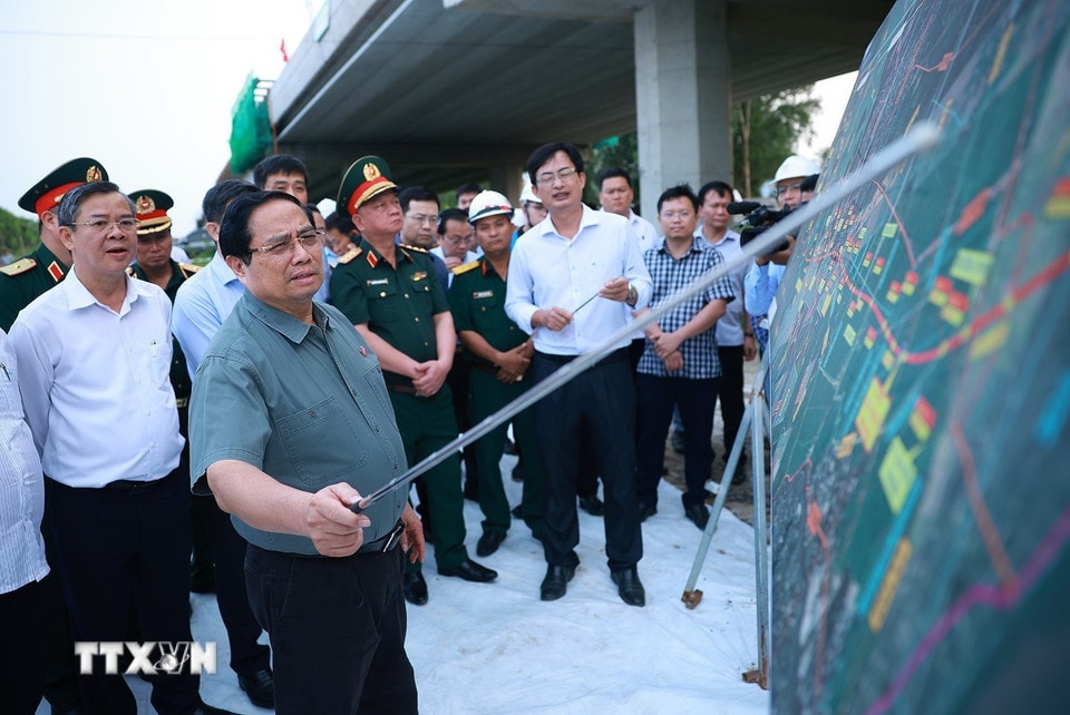 Thủ tướng Phạm Minh Chính kiểm tra tiến độ thi công dự án cao tốc Châu Đốc-Cần Thơ-Sóc Trăng đoạn qua xã Long Hưng, thành phố Cần Thơ. (Ảnh: Dương Giang/TTXVN)